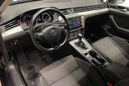 musta Volkswagen Passat 2018 kuva 6.