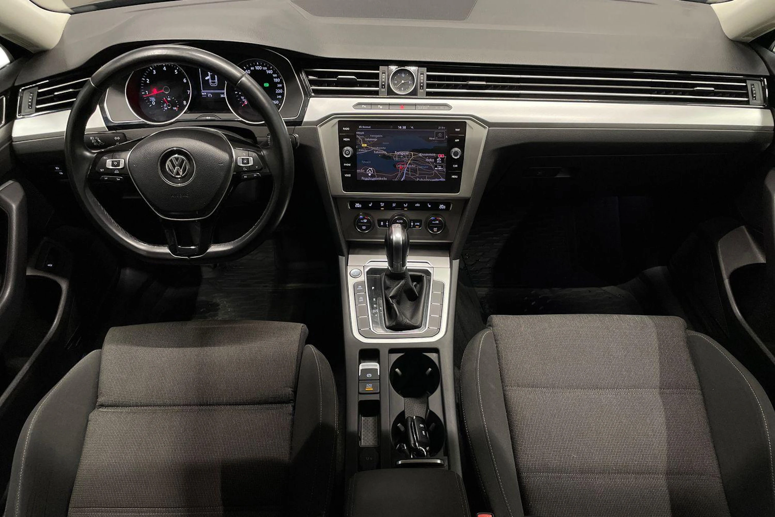 musta Volkswagen Passat 2018 kuva 7.