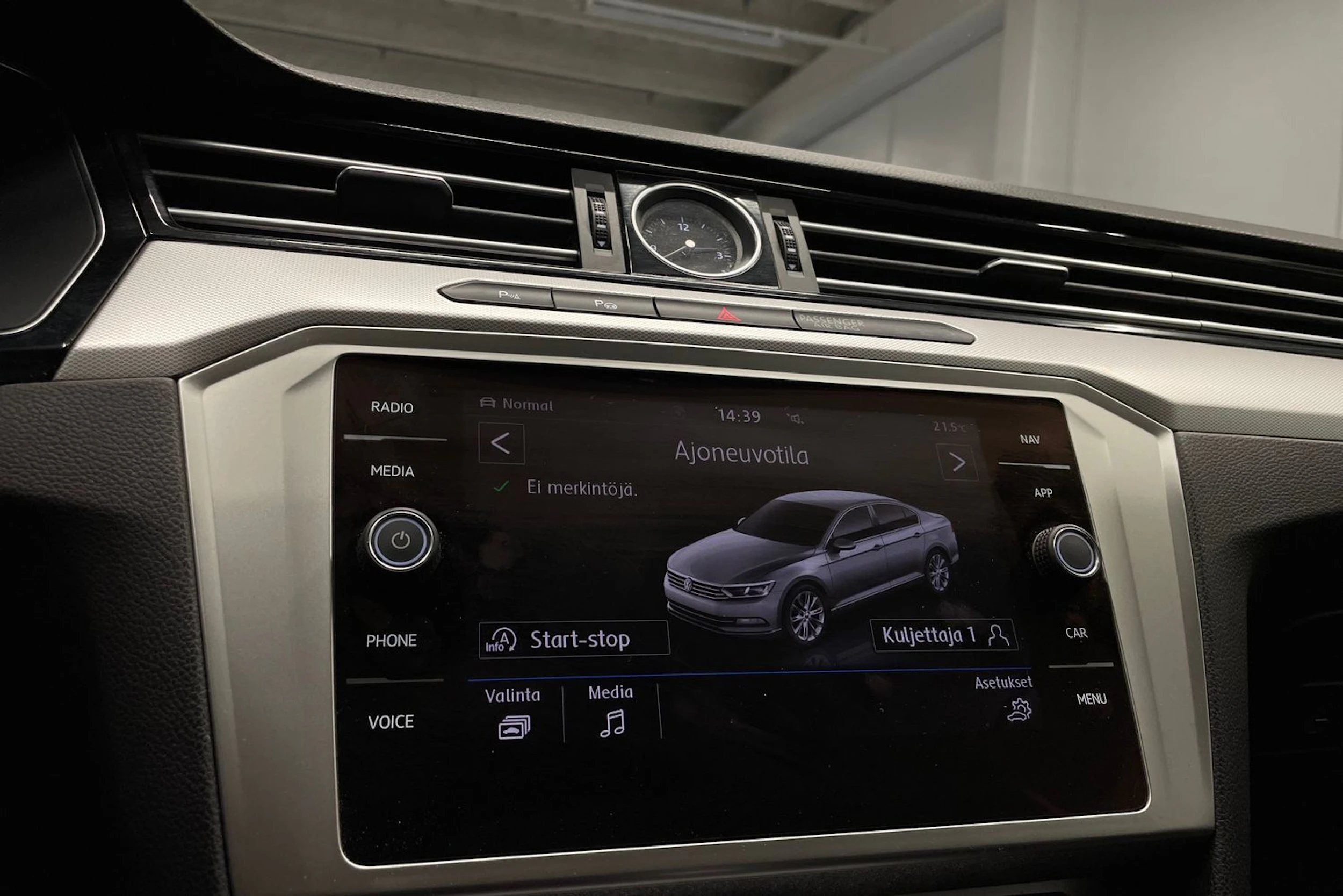 musta Volkswagen Passat 2018 kuva 17.