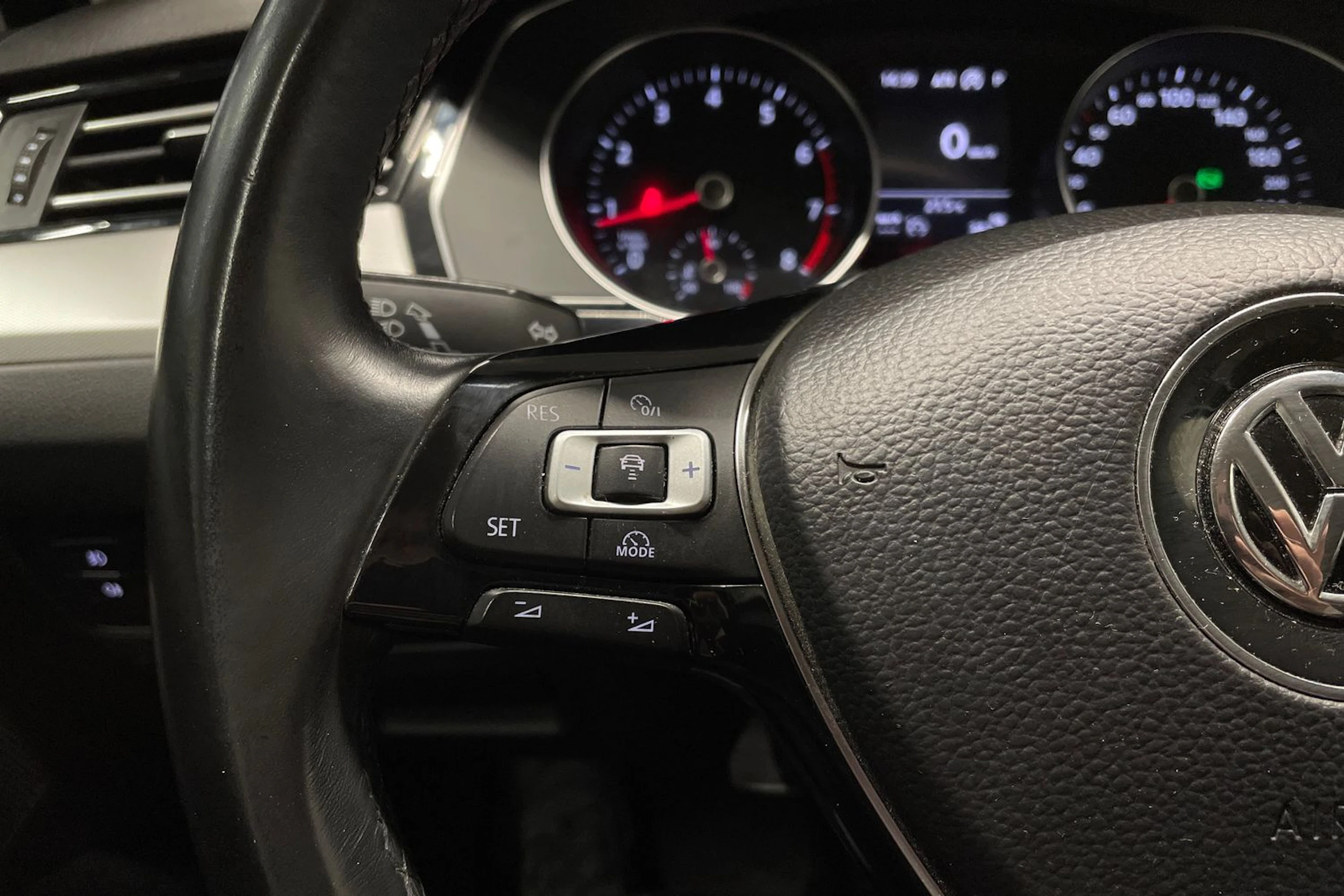 musta Volkswagen Passat 2018 kuva 20.