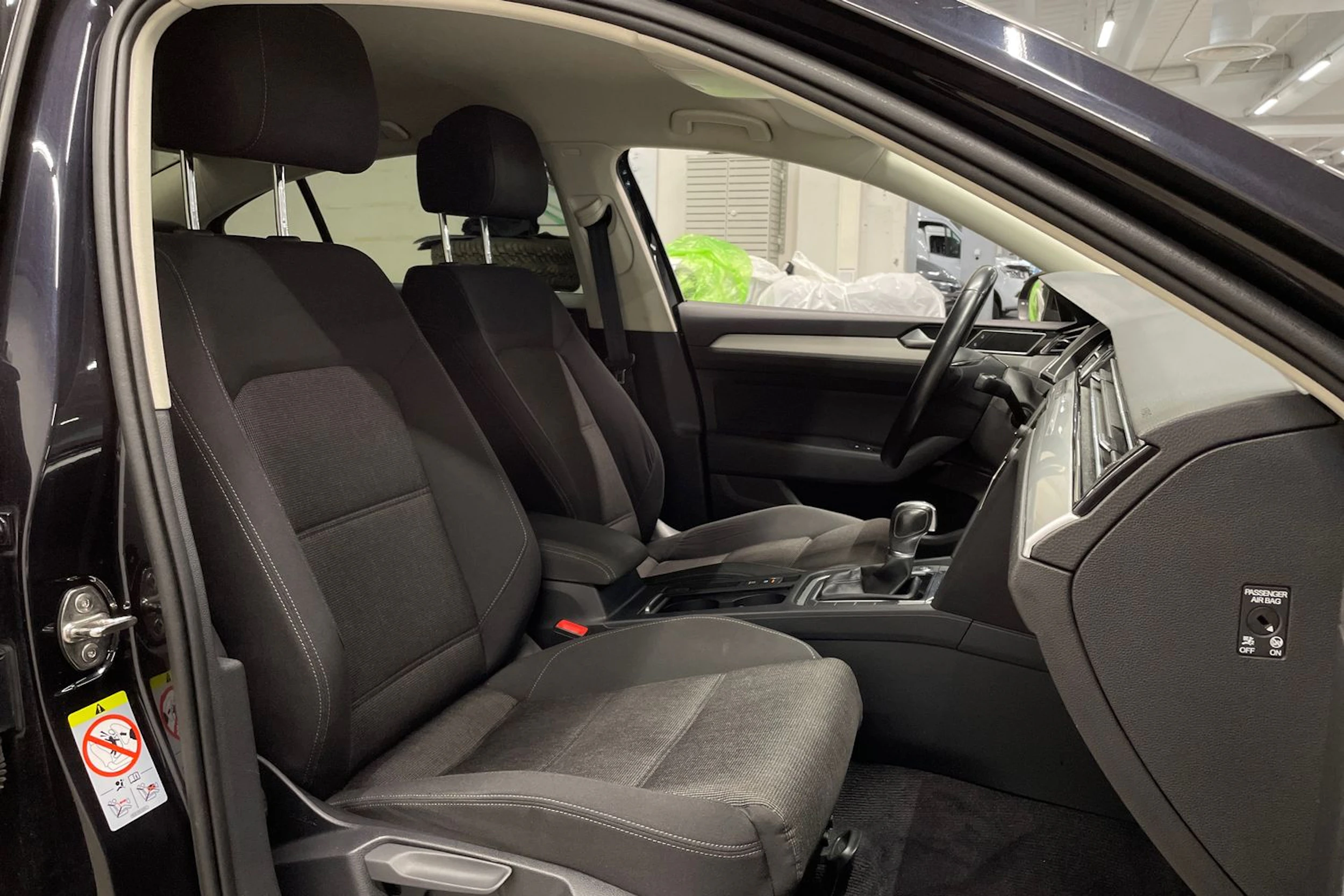 musta Volkswagen Passat 2018 kuva 25.