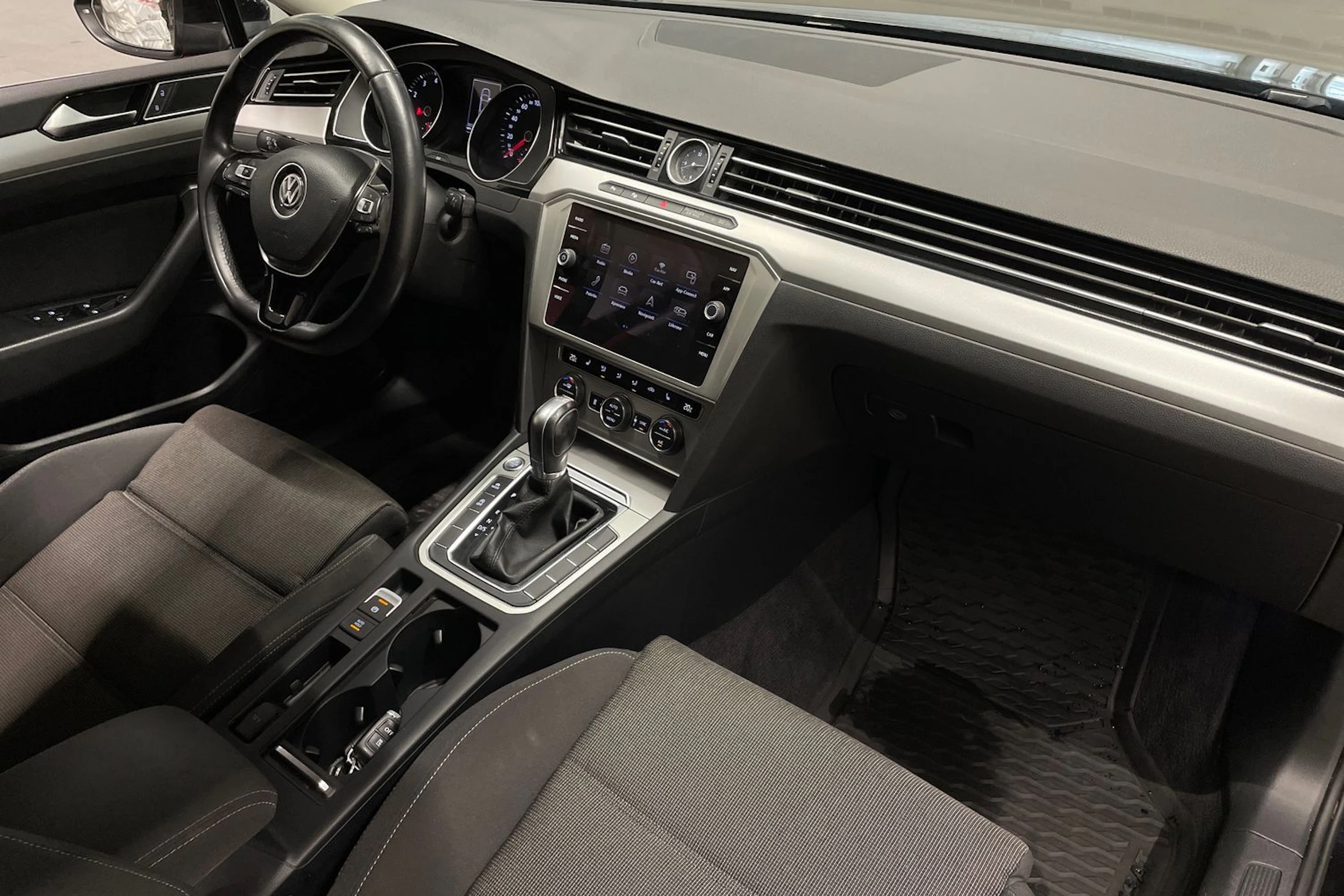 musta Volkswagen Passat 2018 kuva 26.