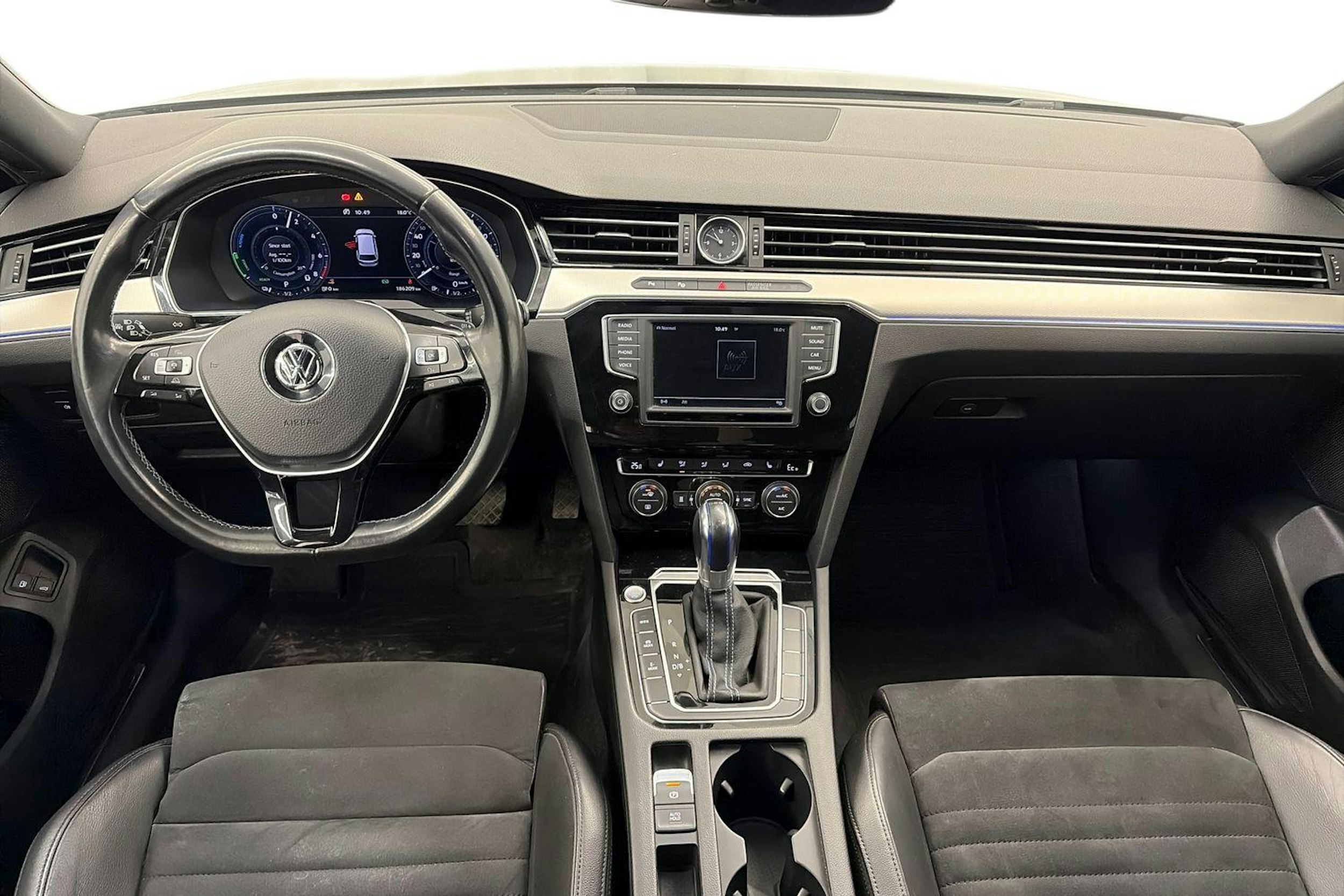 harmaa Volkswagen Passat 2017 kuva 9.