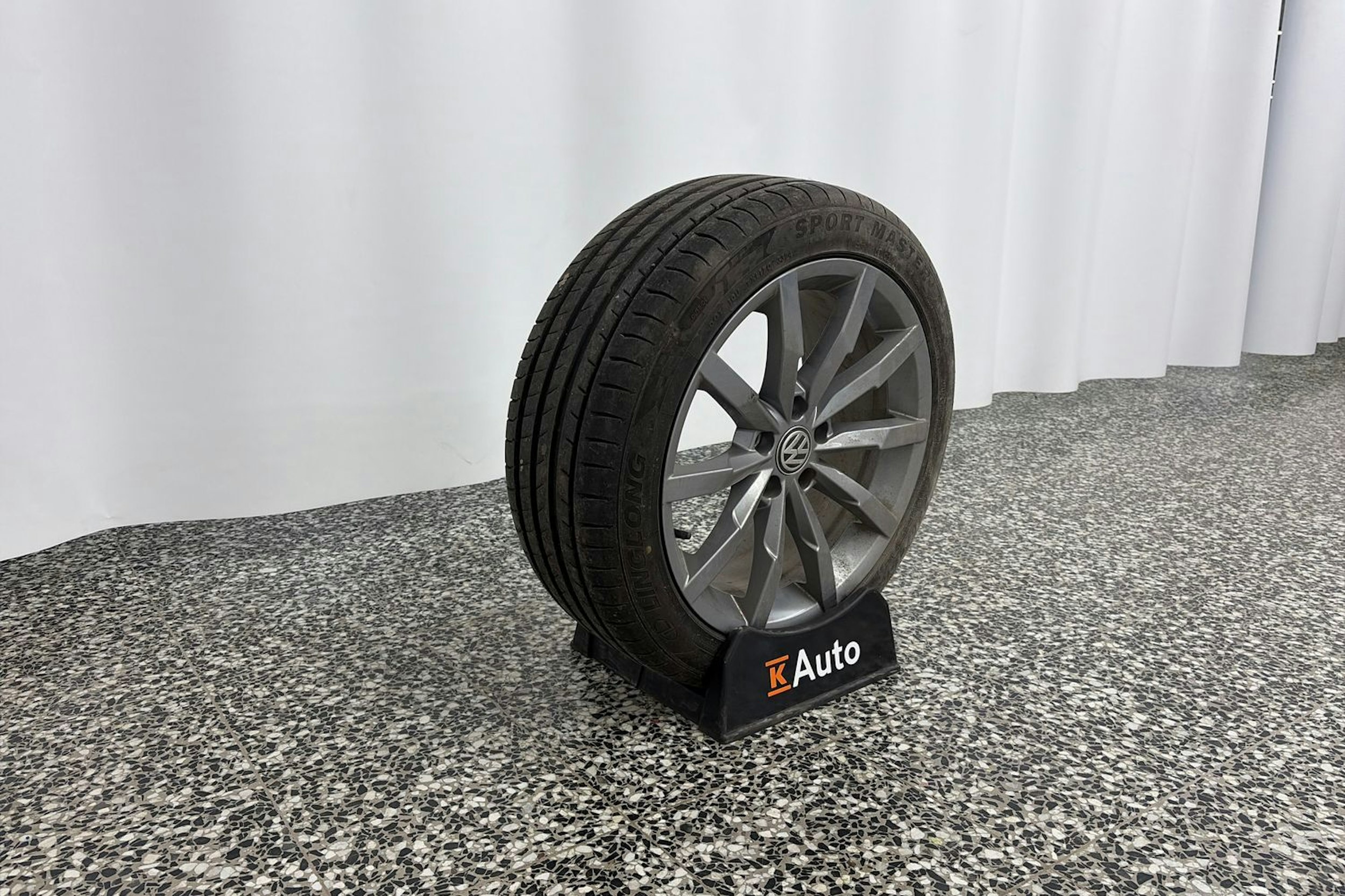 harmaa Volkswagen Passat 2017 kuva 13.