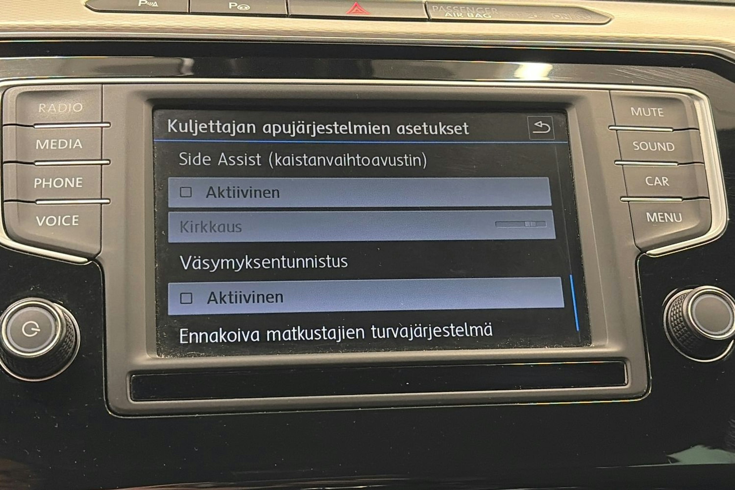 harmaa Volkswagen Passat 2017 kuva 26.