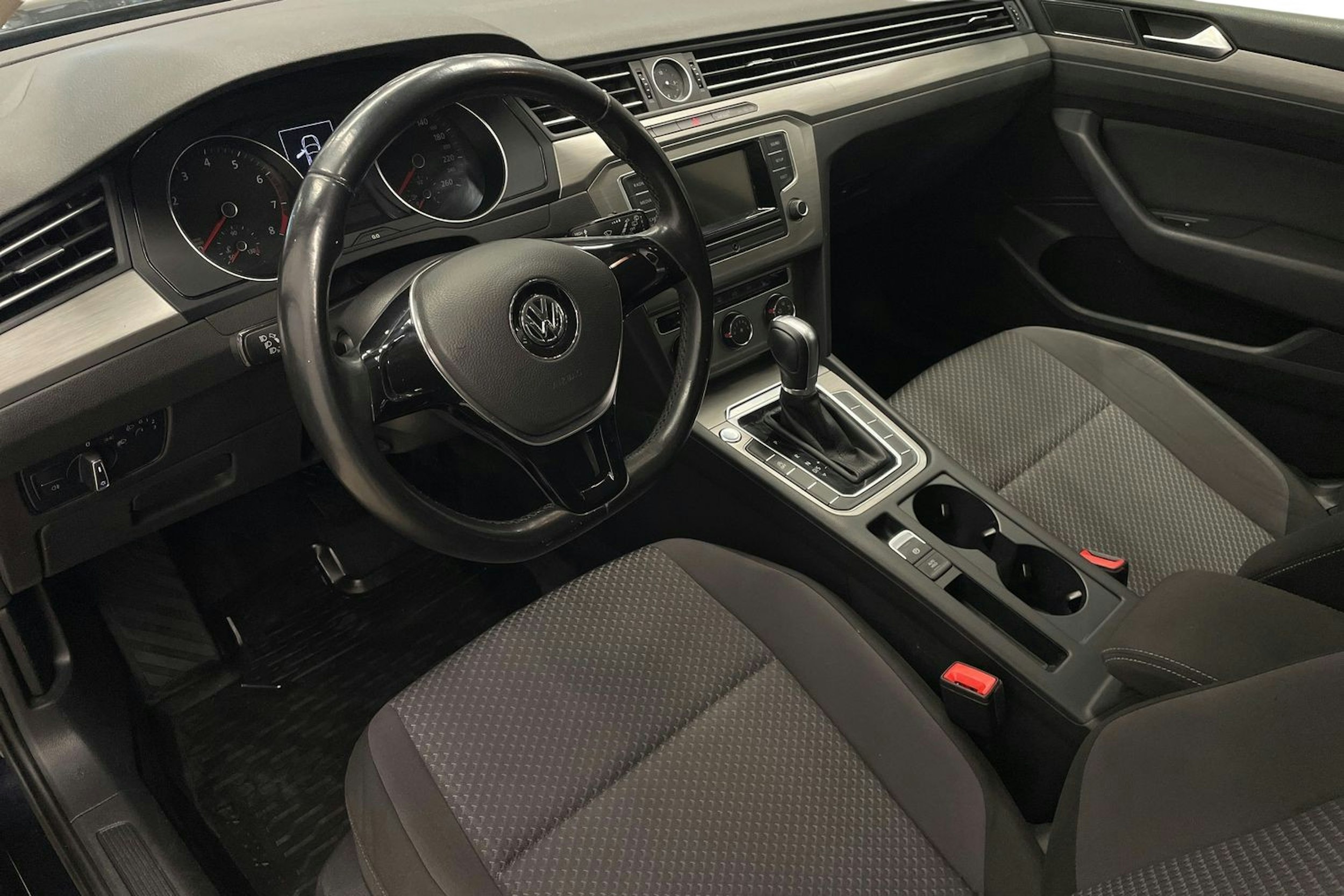 Musta Volkswagen PASSAT 2017 kuva 6.