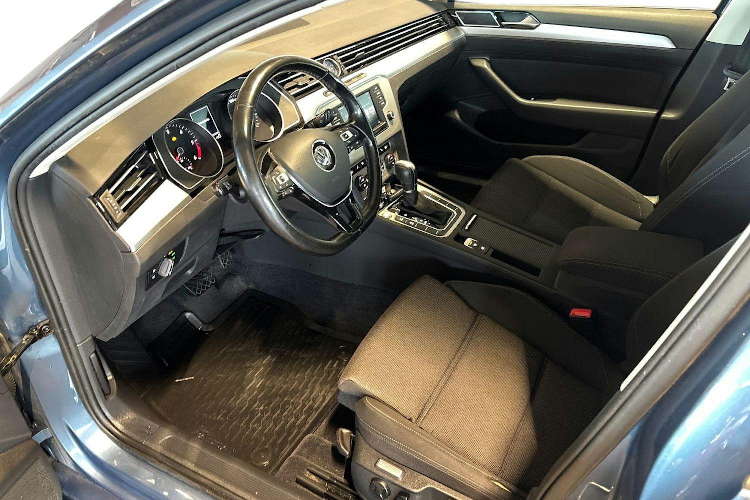 sininen Volkswagen Passat 2017 kuva 7.