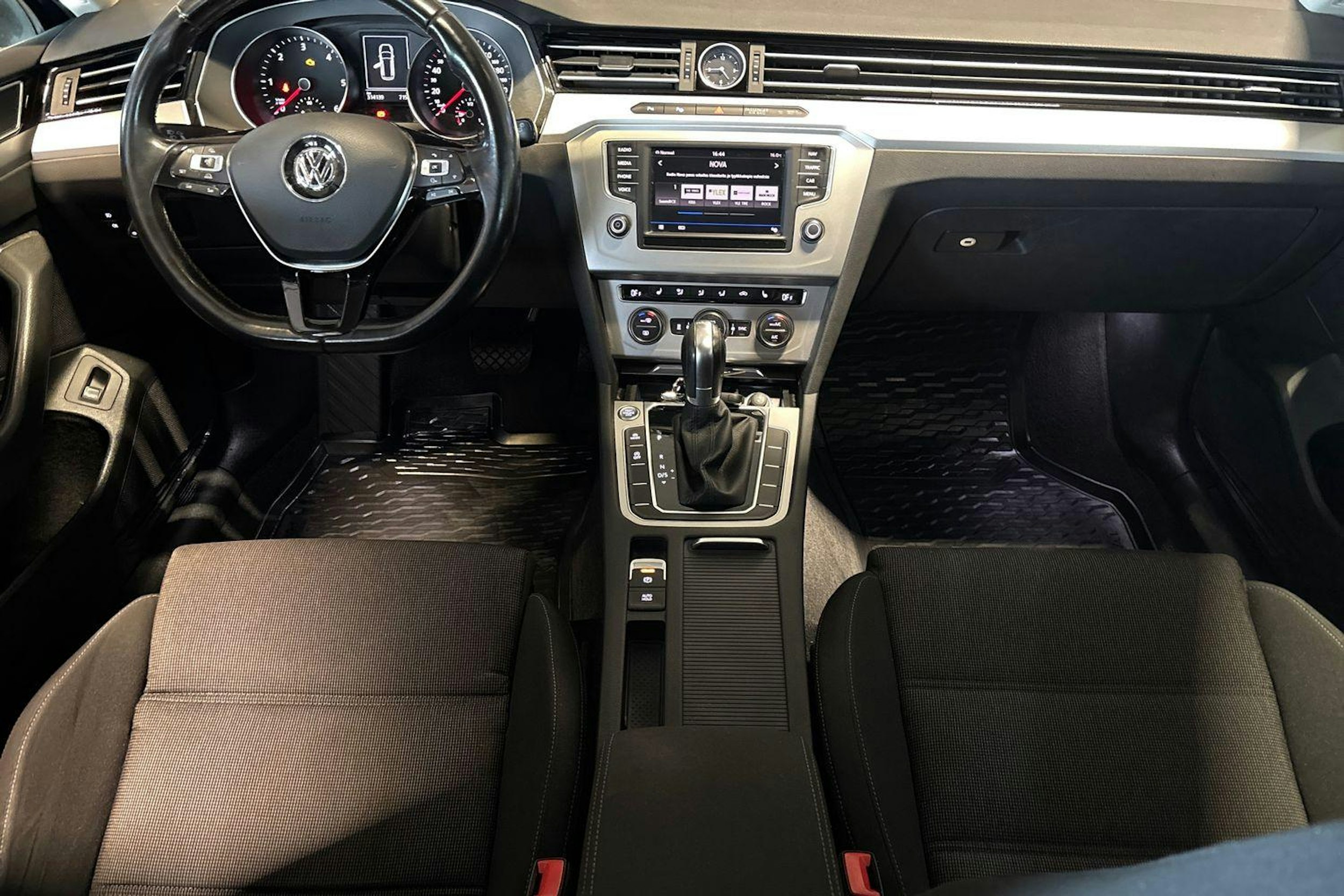 sininen Volkswagen Passat 2017 kuva 9.