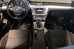 sininen Volkswagen Passat 2017 kuva 9.