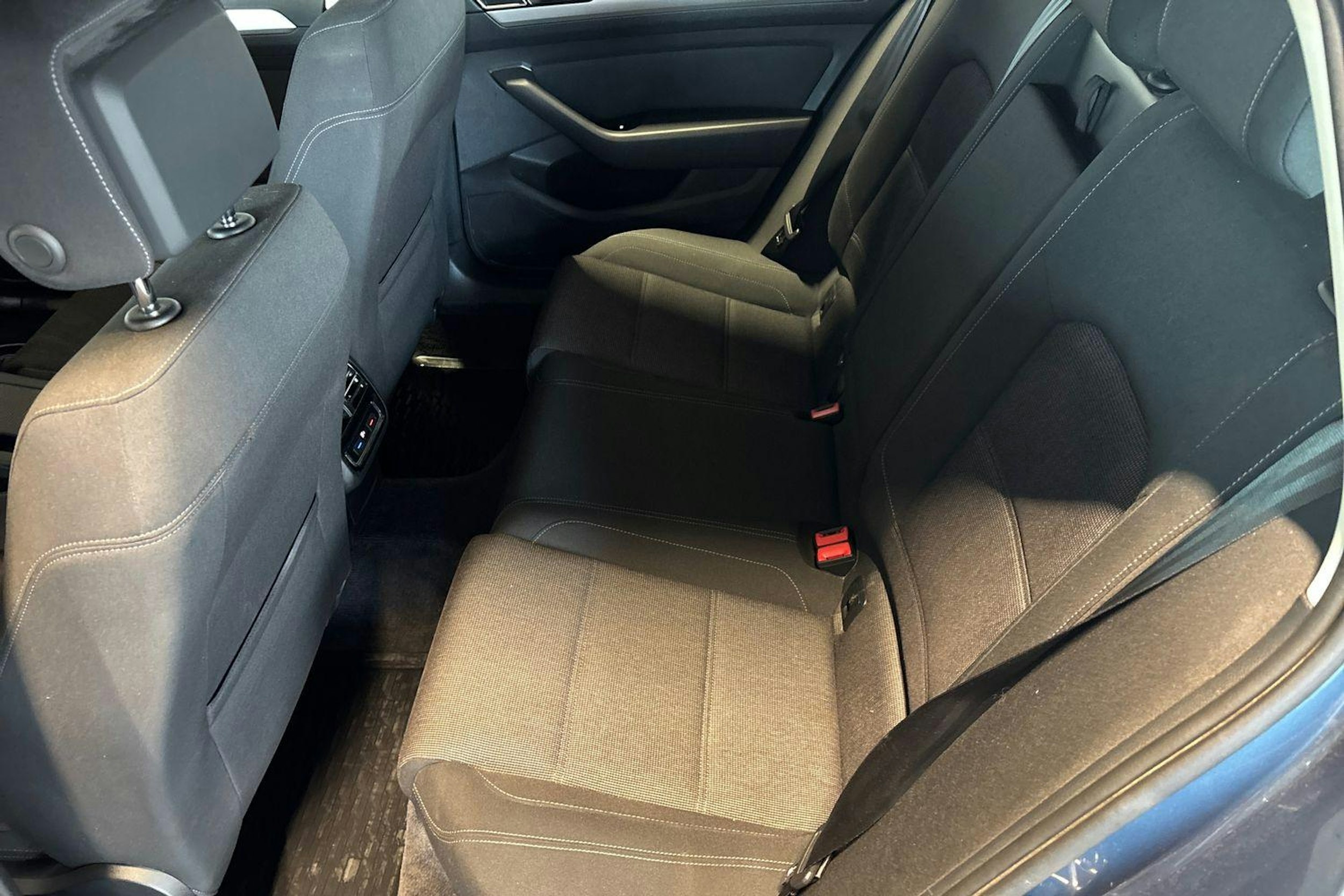 sininen Volkswagen Passat 2017 kuva 10.