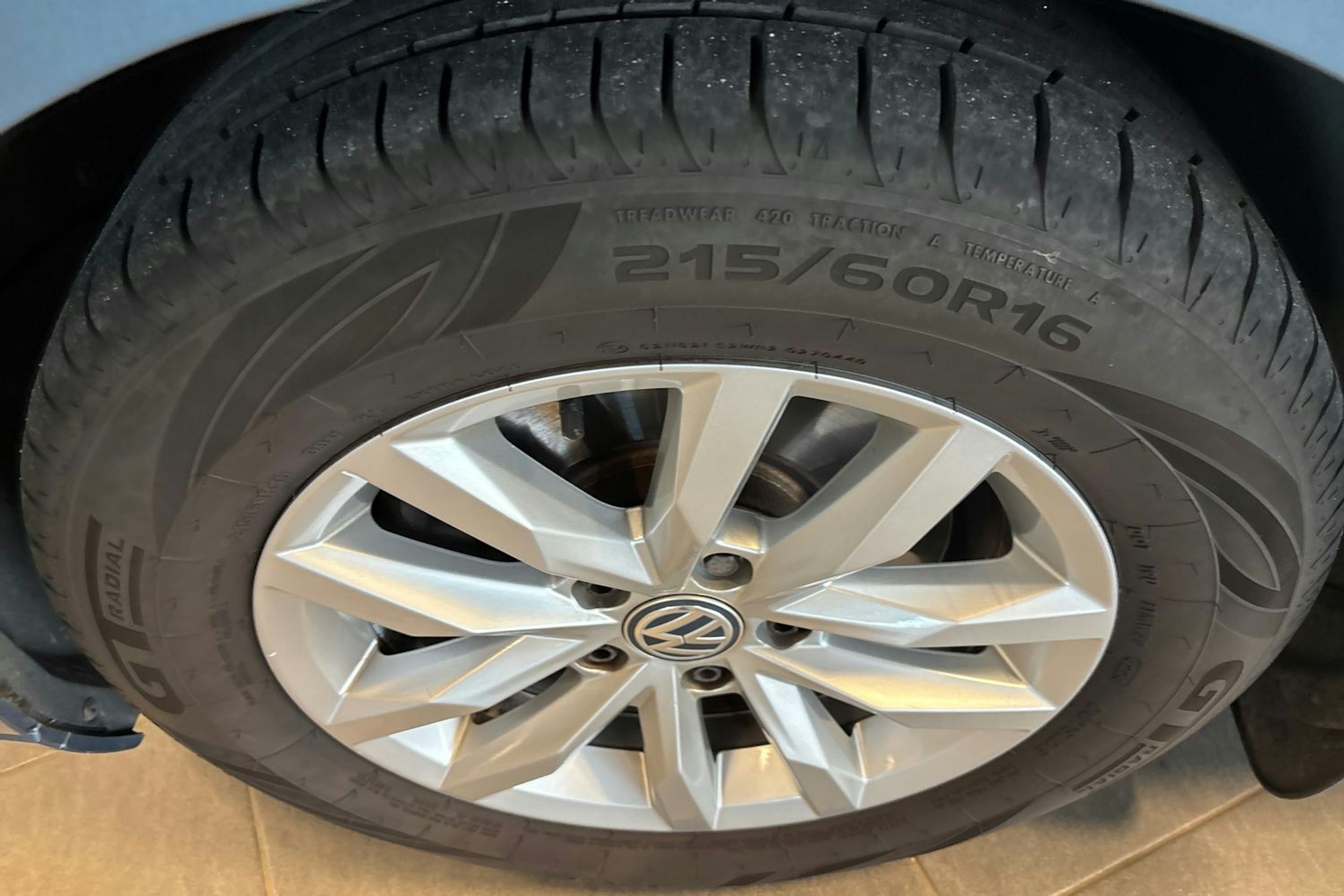 sininen Volkswagen Passat 2017 kuva 11.