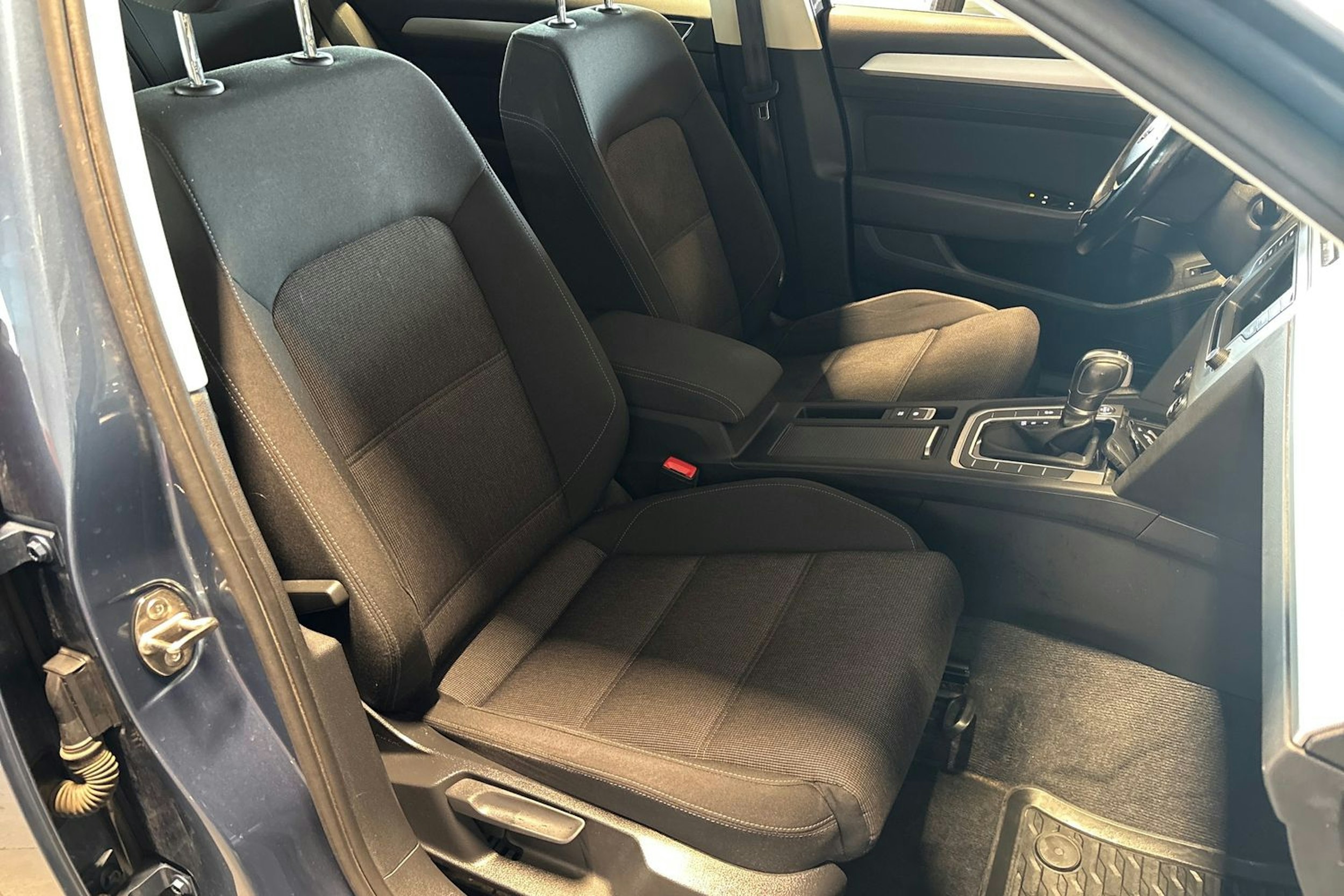 sininen Volkswagen Passat 2017 kuva 15.