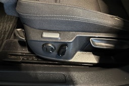 sininen Volkswagen Passat 2017 kuva 18.