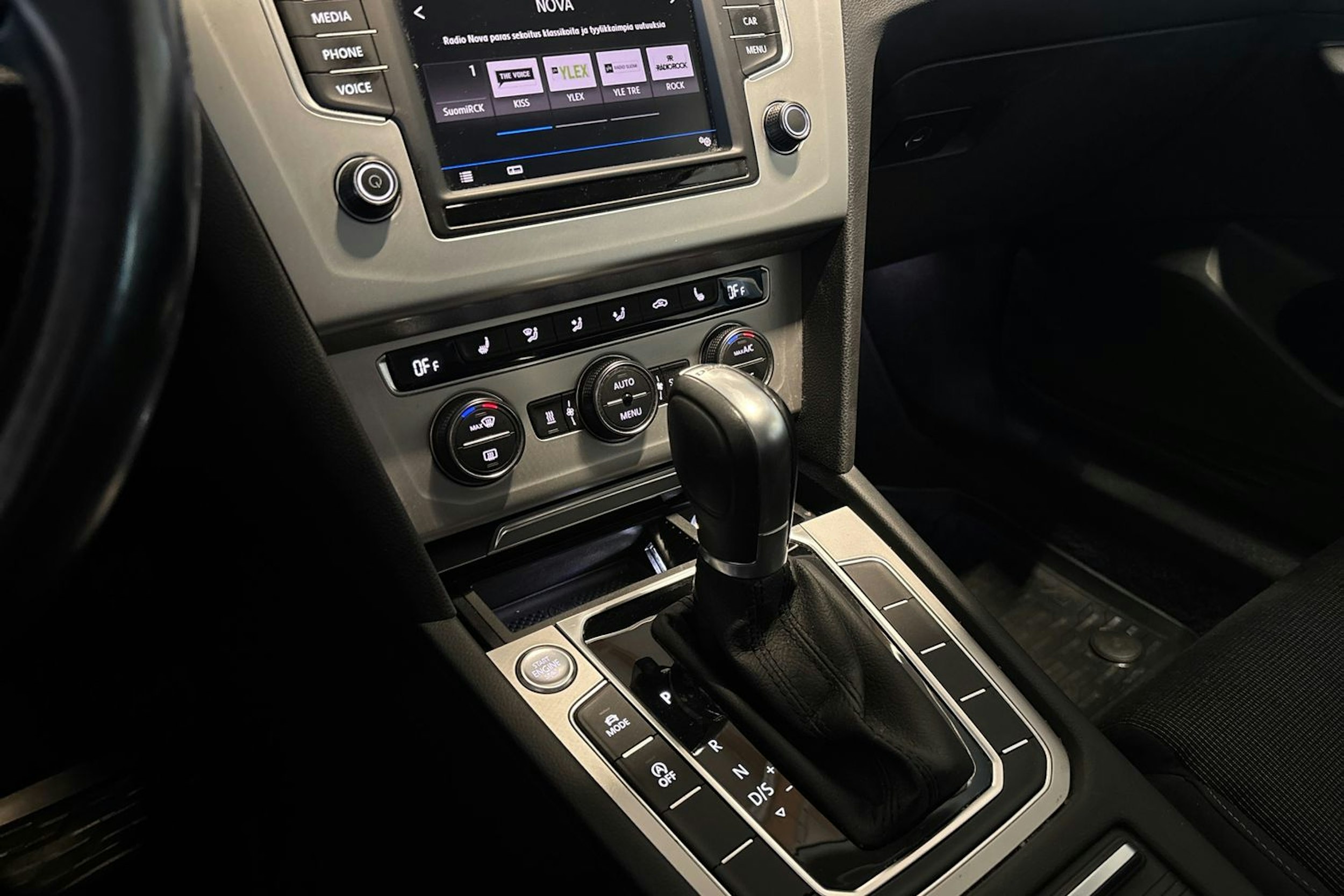 sininen Volkswagen Passat 2017 kuva 26.