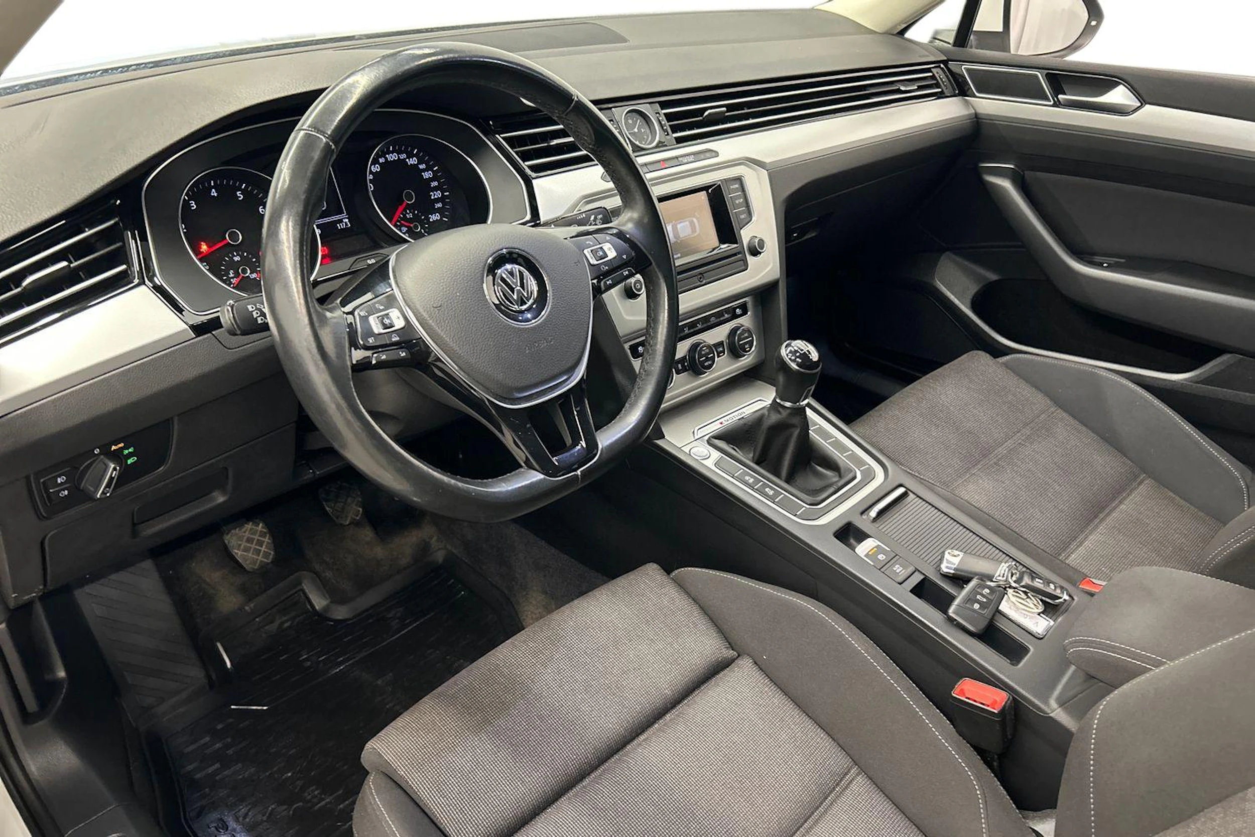 valkoinen Volkswagen Passat 2017 kuva 6.