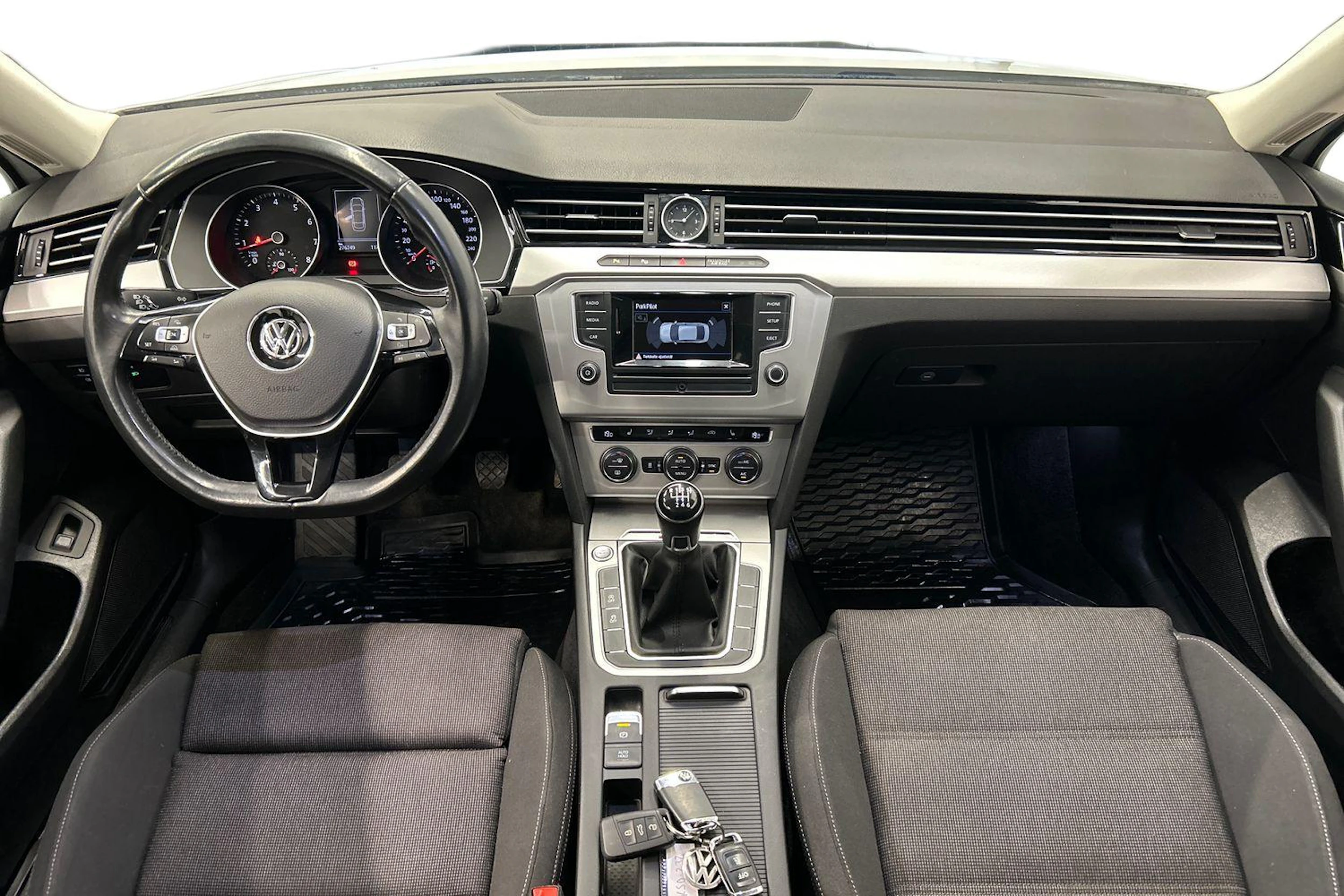 valkoinen Volkswagen Passat 2017 kuva 7.