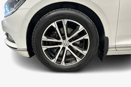 valkoinen Volkswagen Passat 2017 kuva 9.