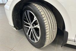 valkoinen Volkswagen Passat 2017 kuva 10.