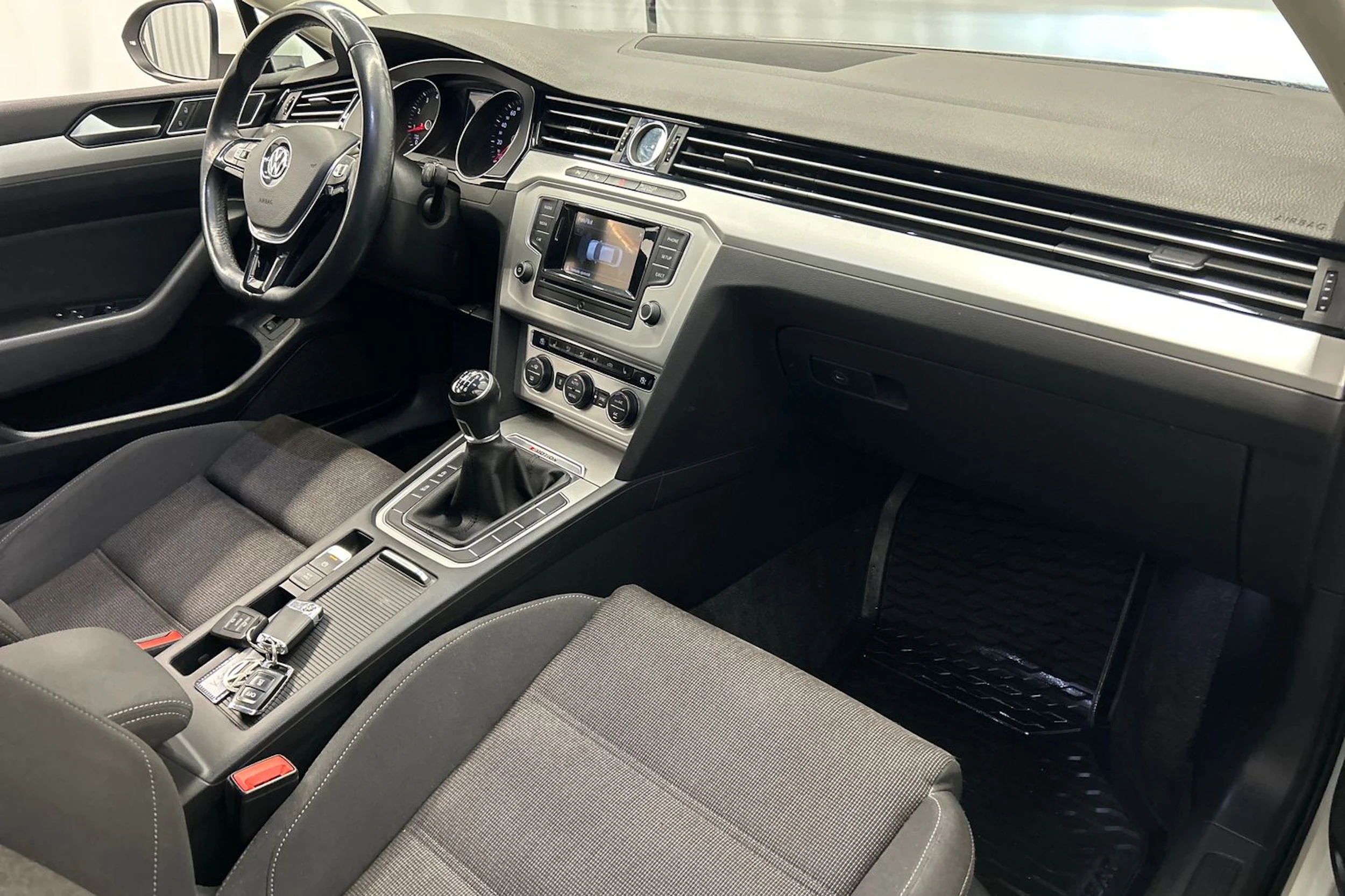 valkoinen Volkswagen Passat 2017 kuva 11.