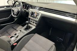 valkoinen Volkswagen Passat 2017 kuva 11.