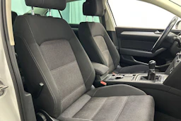 valkoinen Volkswagen Passat 2017 kuva 12.
