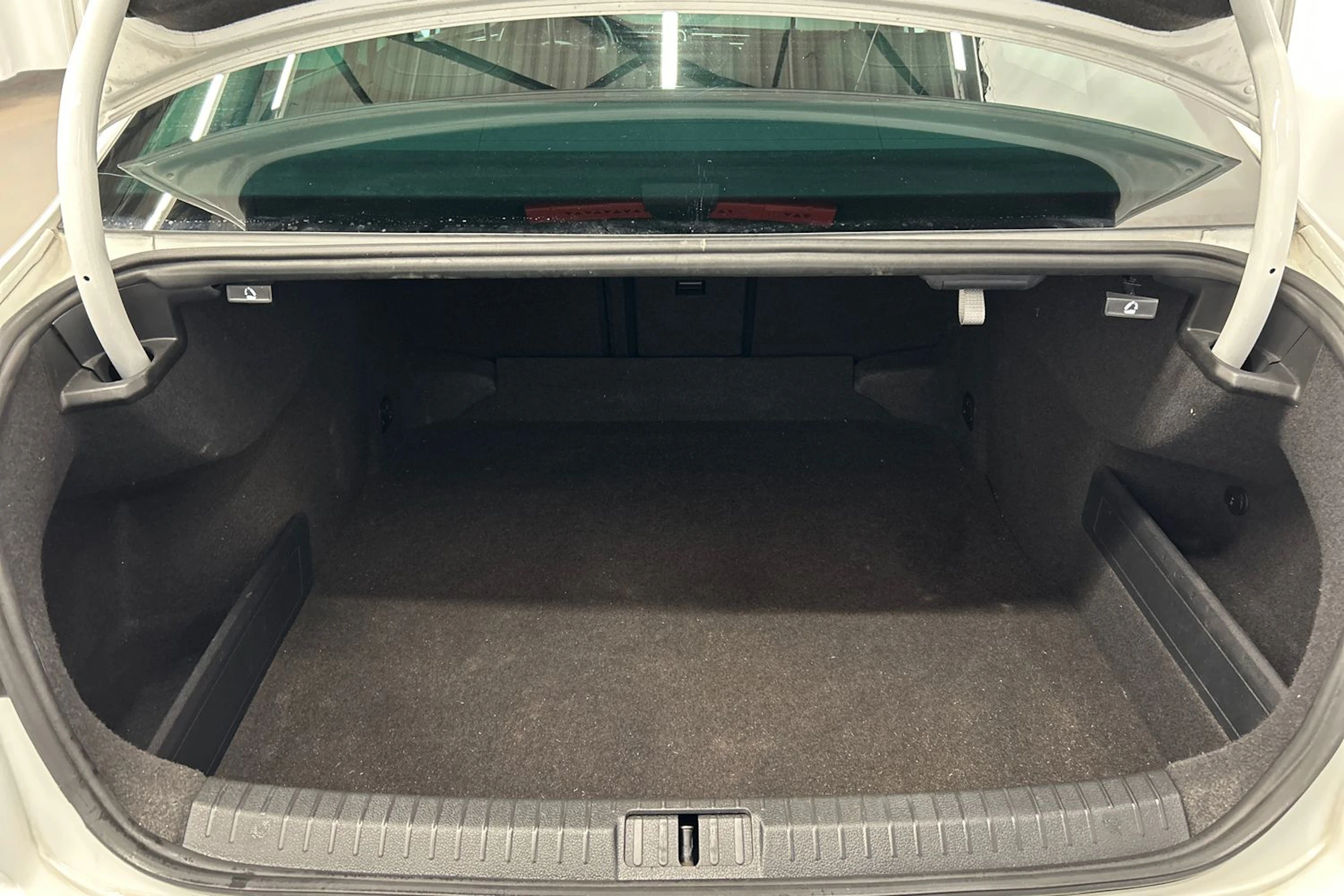 valkoinen Volkswagen Passat 2017 kuva 13.