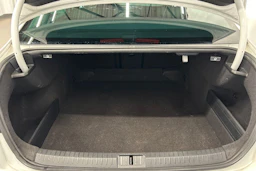 valkoinen Volkswagen Passat 2017 kuva 13.