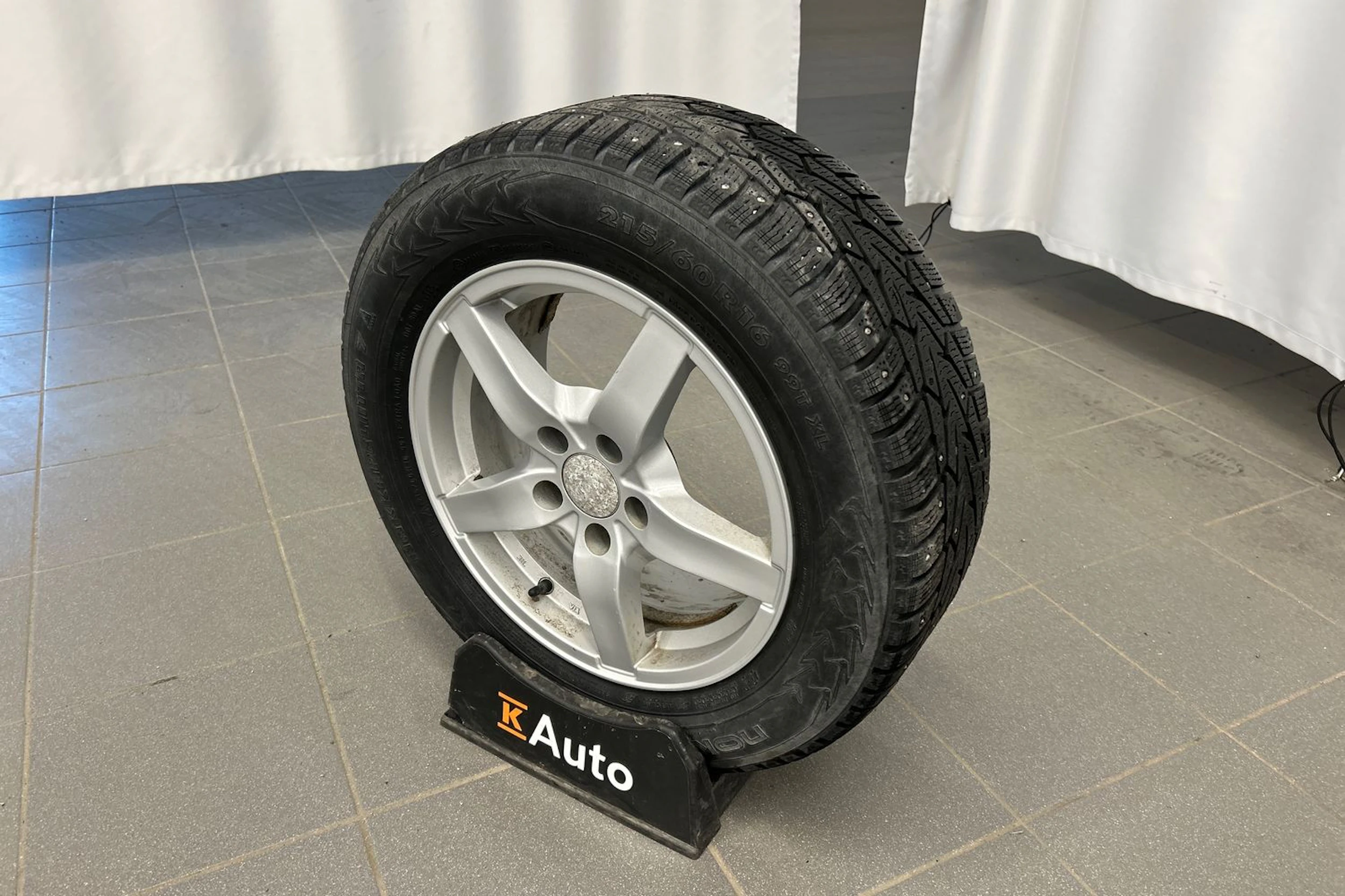 valkoinen Volkswagen Passat 2017 kuva 14.