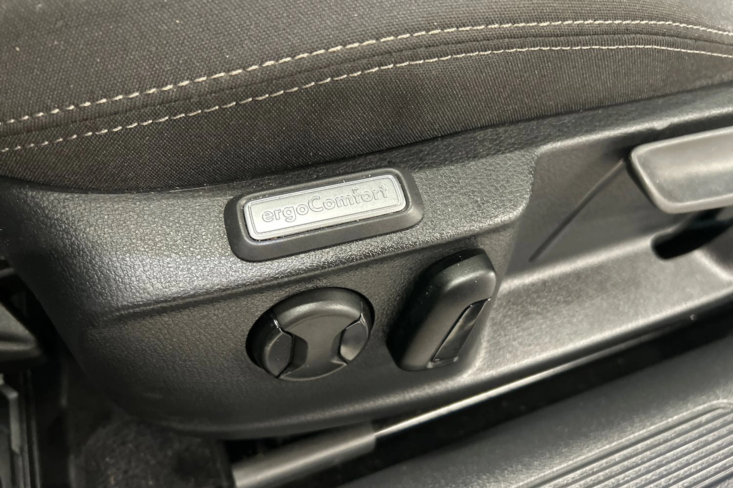 valkoinen Volkswagen Passat 2017 kuva 16.
