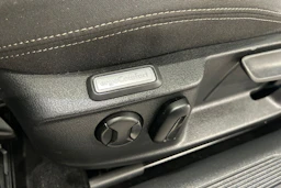valkoinen Volkswagen Passat 2017 kuva 16.