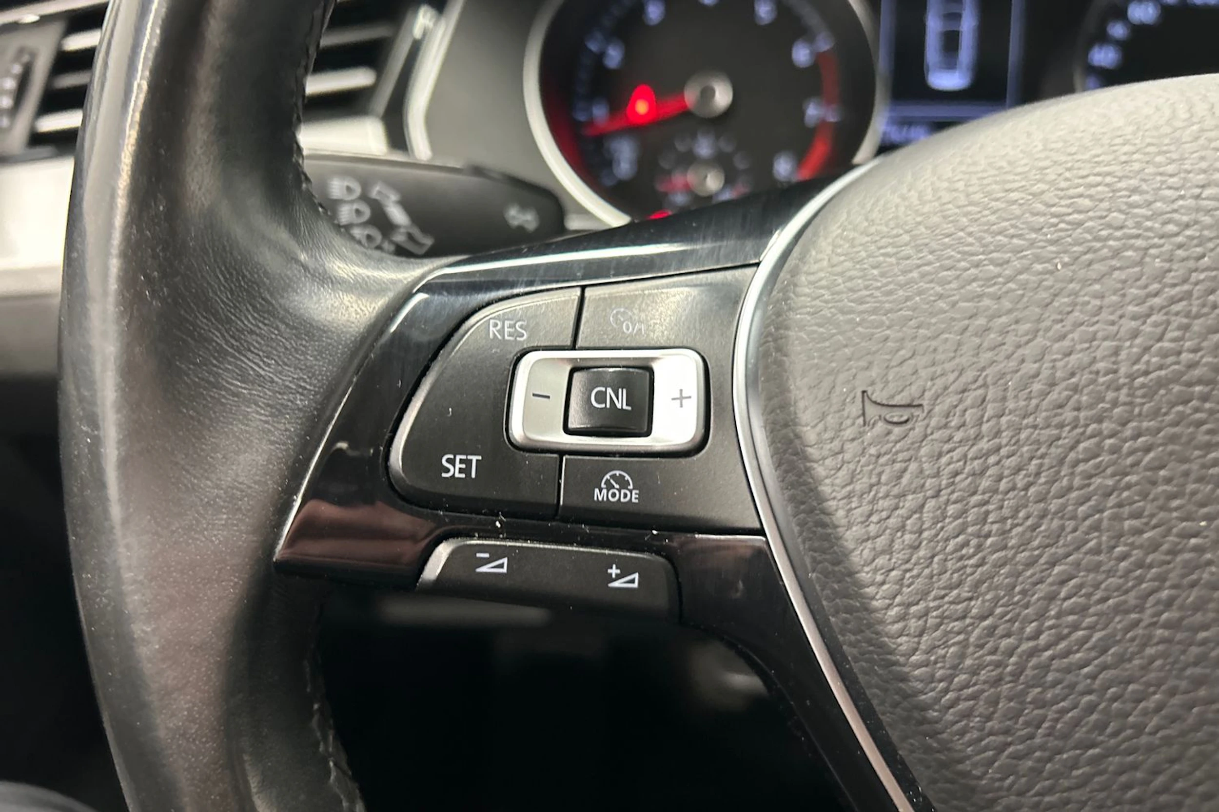 valkoinen Volkswagen Passat 2017 kuva 18.