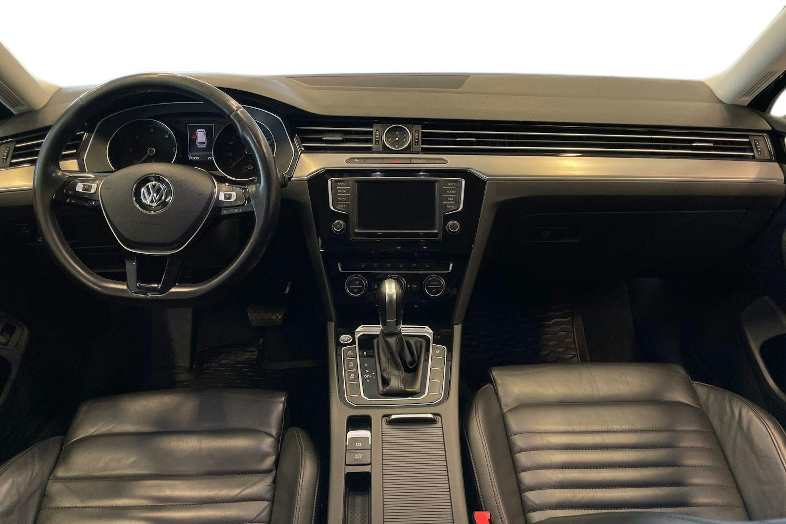 Sininen Volkswagen PASSAT 2017 kuva 9.