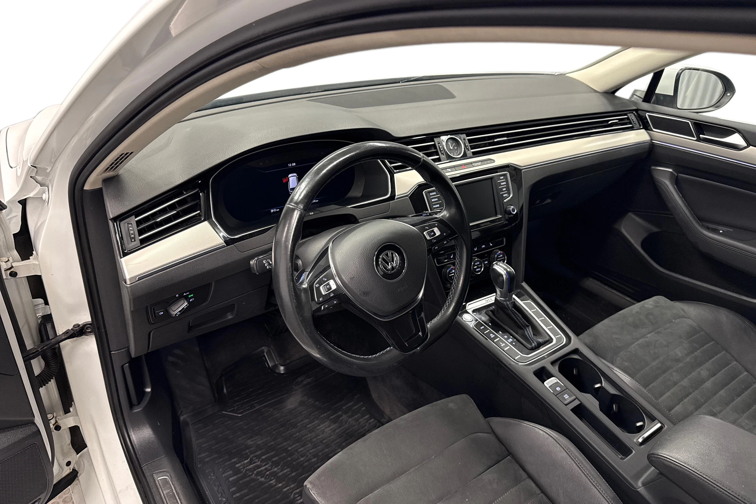 valkoinen Volkswagen Passat 2017 kuva 6.