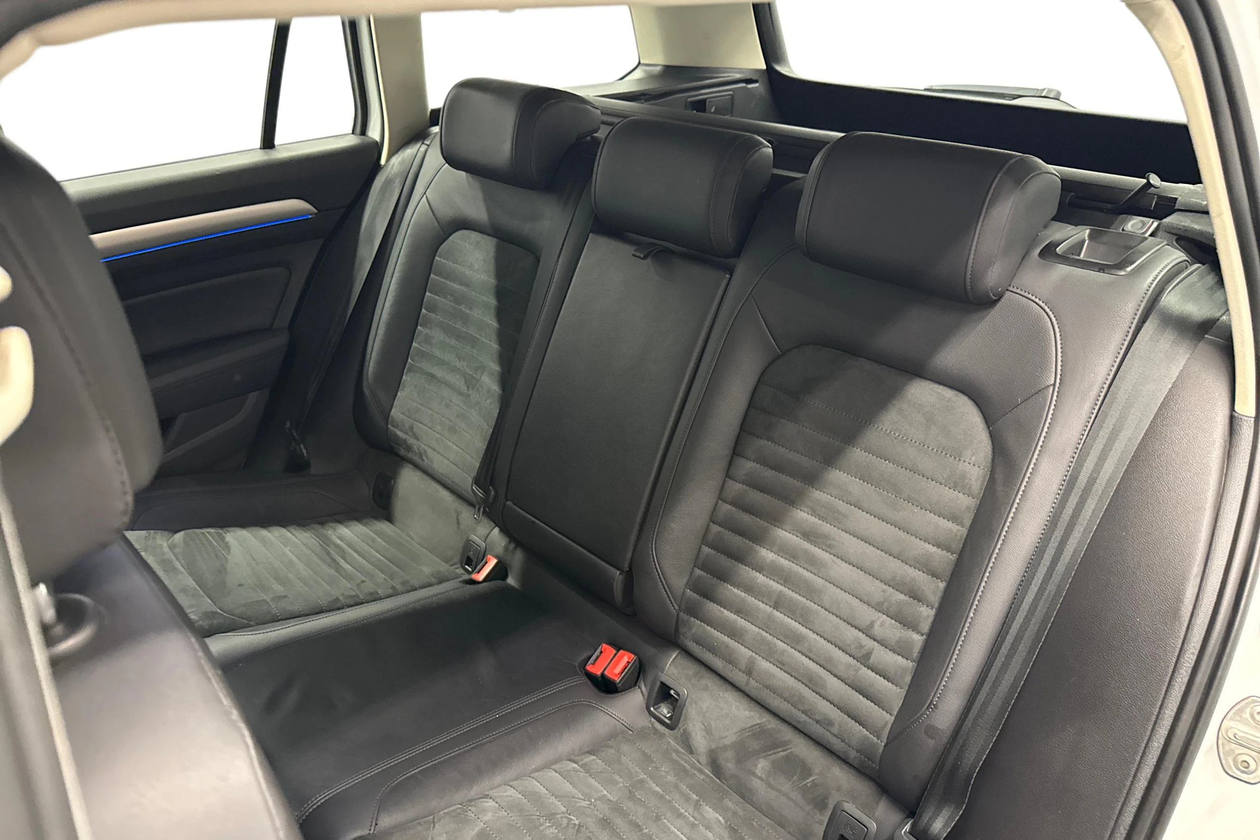 valkoinen Volkswagen Passat 2017 kuva 8.