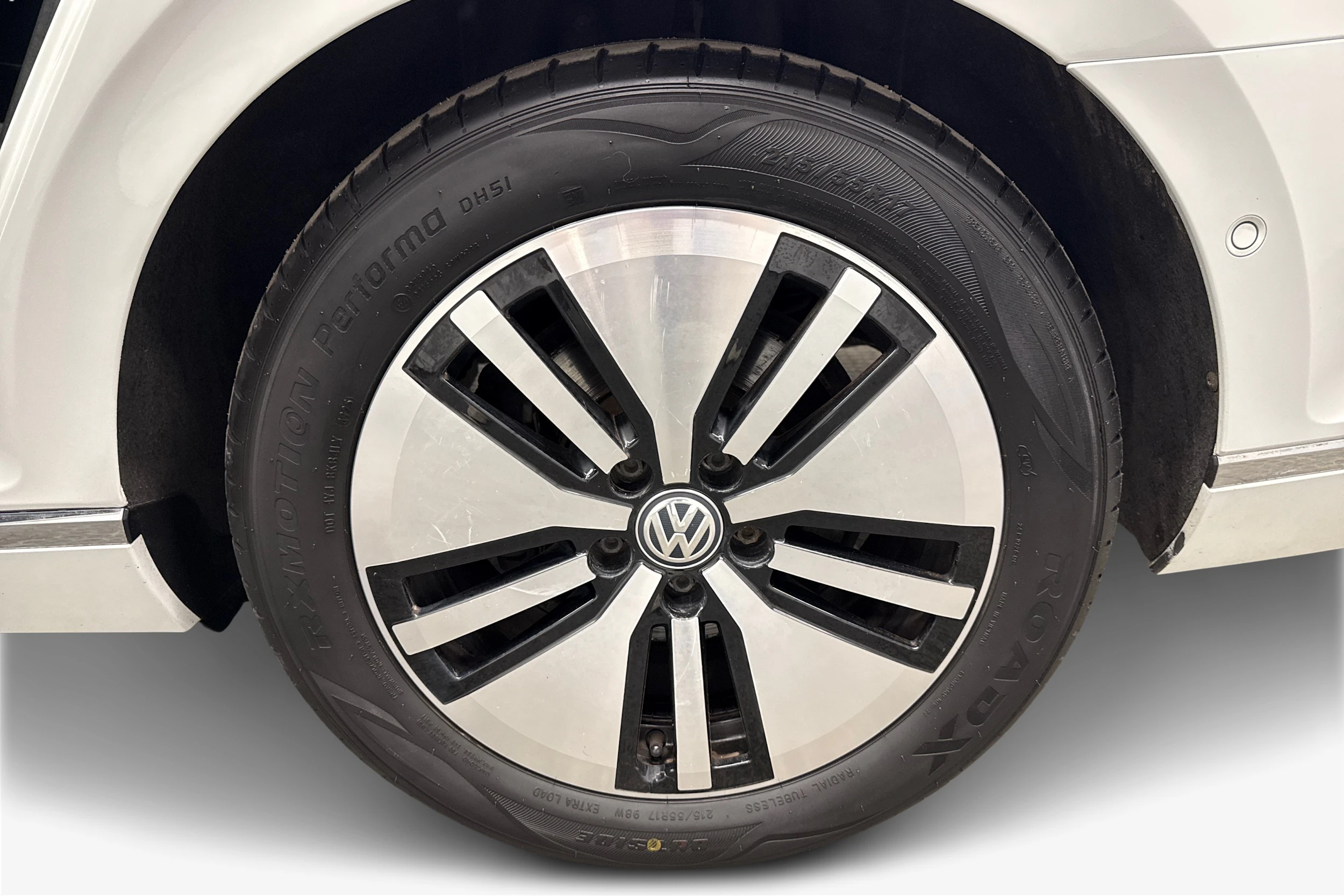 valkoinen Volkswagen Passat 2017 kuva 9.
