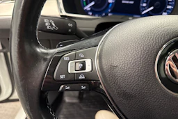 valkoinen Volkswagen Passat 2017 kuva 11.