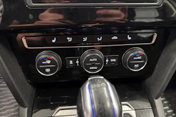 valkoinen Volkswagen Passat 2017 kuva 14.