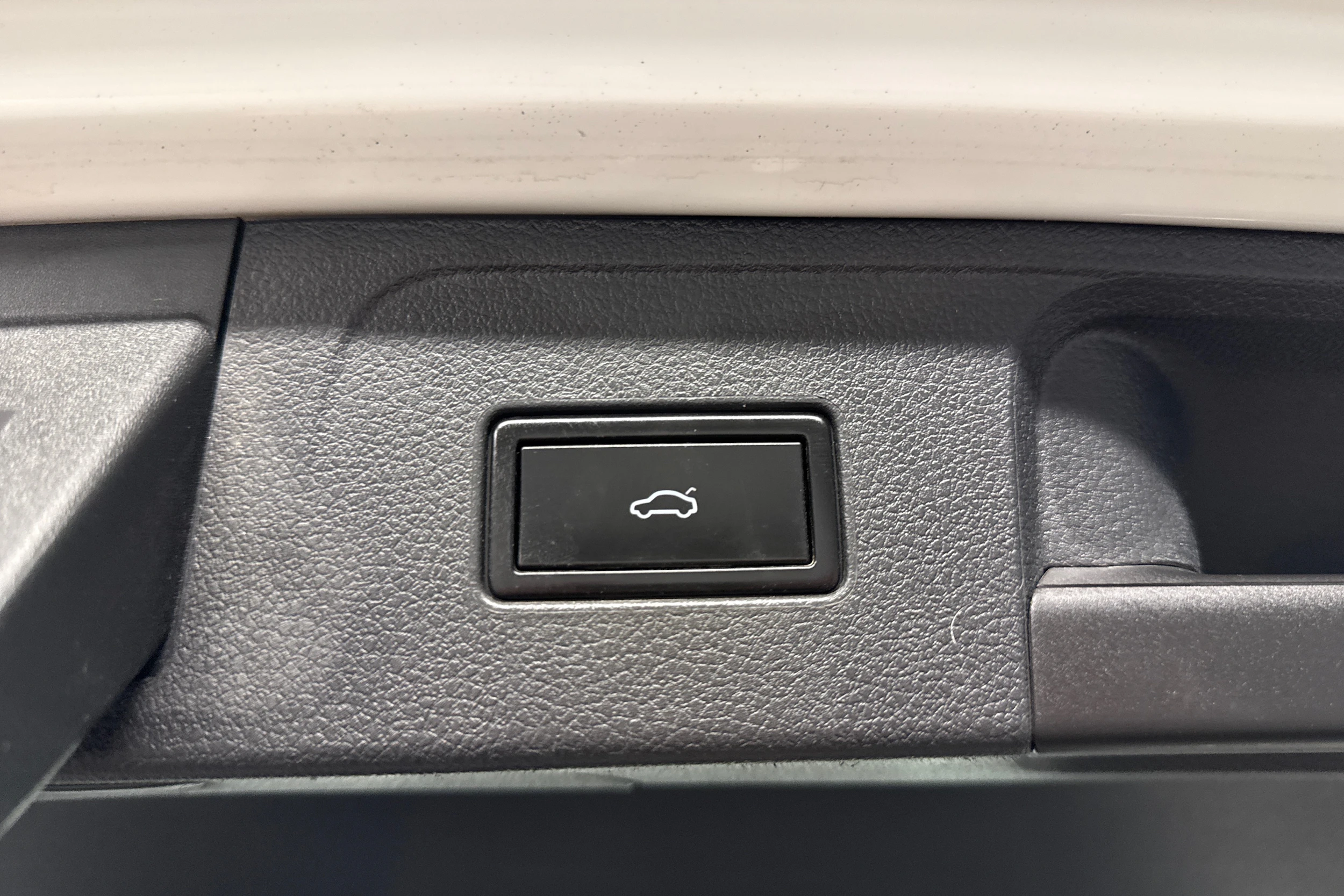 valkoinen Volkswagen Passat 2017 kuva 17.