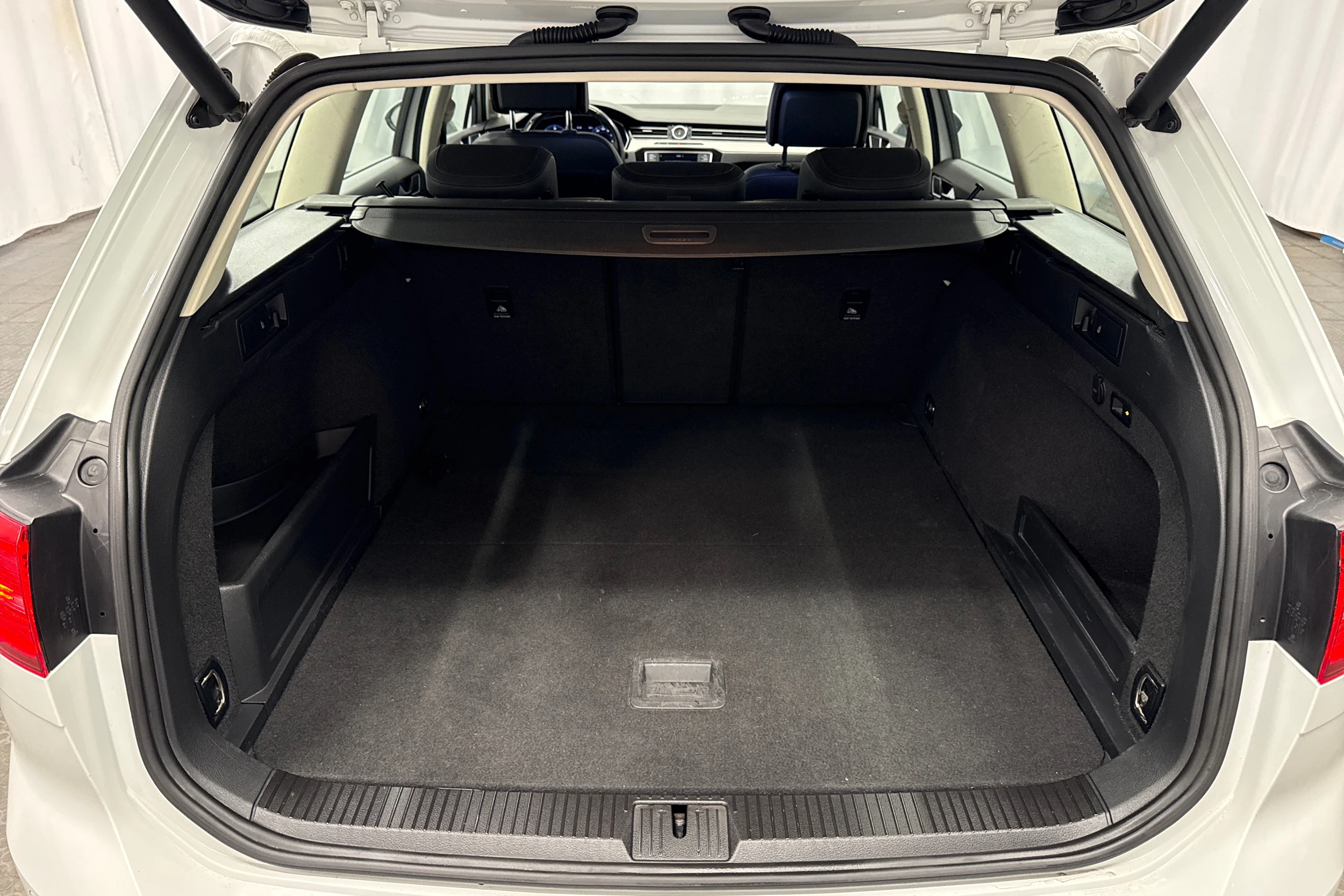 valkoinen Volkswagen Passat 2017 kuva 18.
