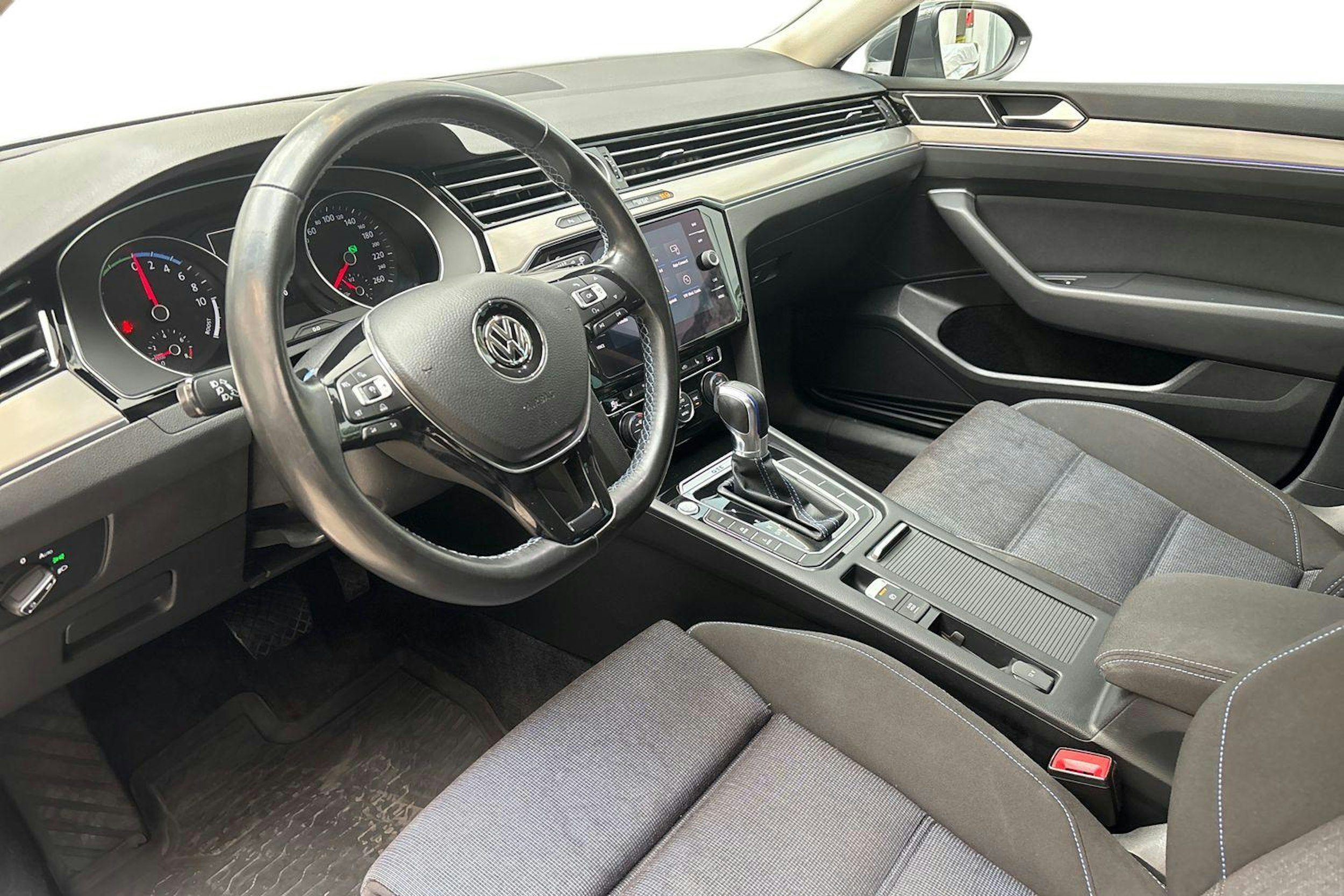 harmaa Volkswagen Passat 2017 kuva 6.