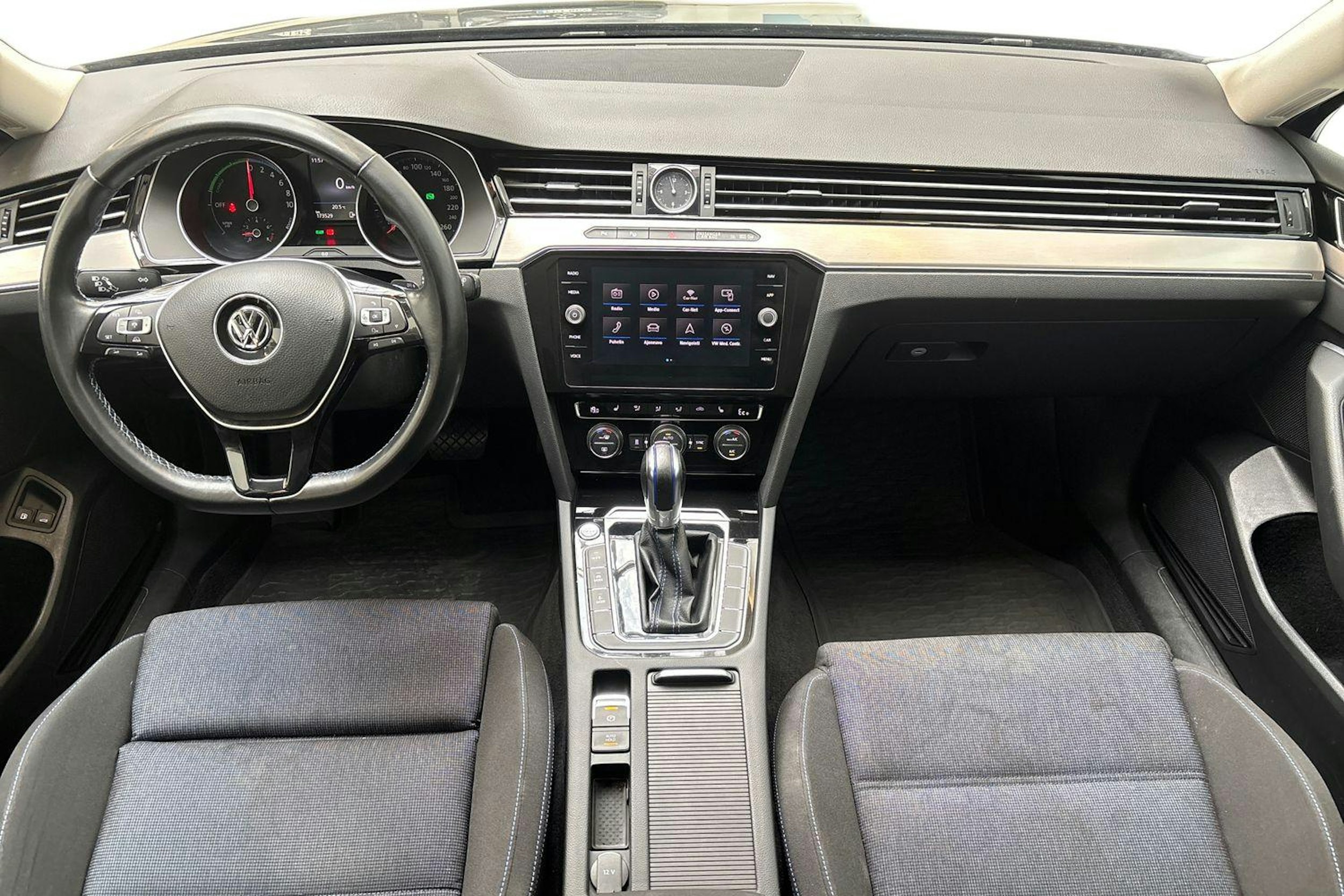 harmaa Volkswagen Passat 2017 kuva 7.