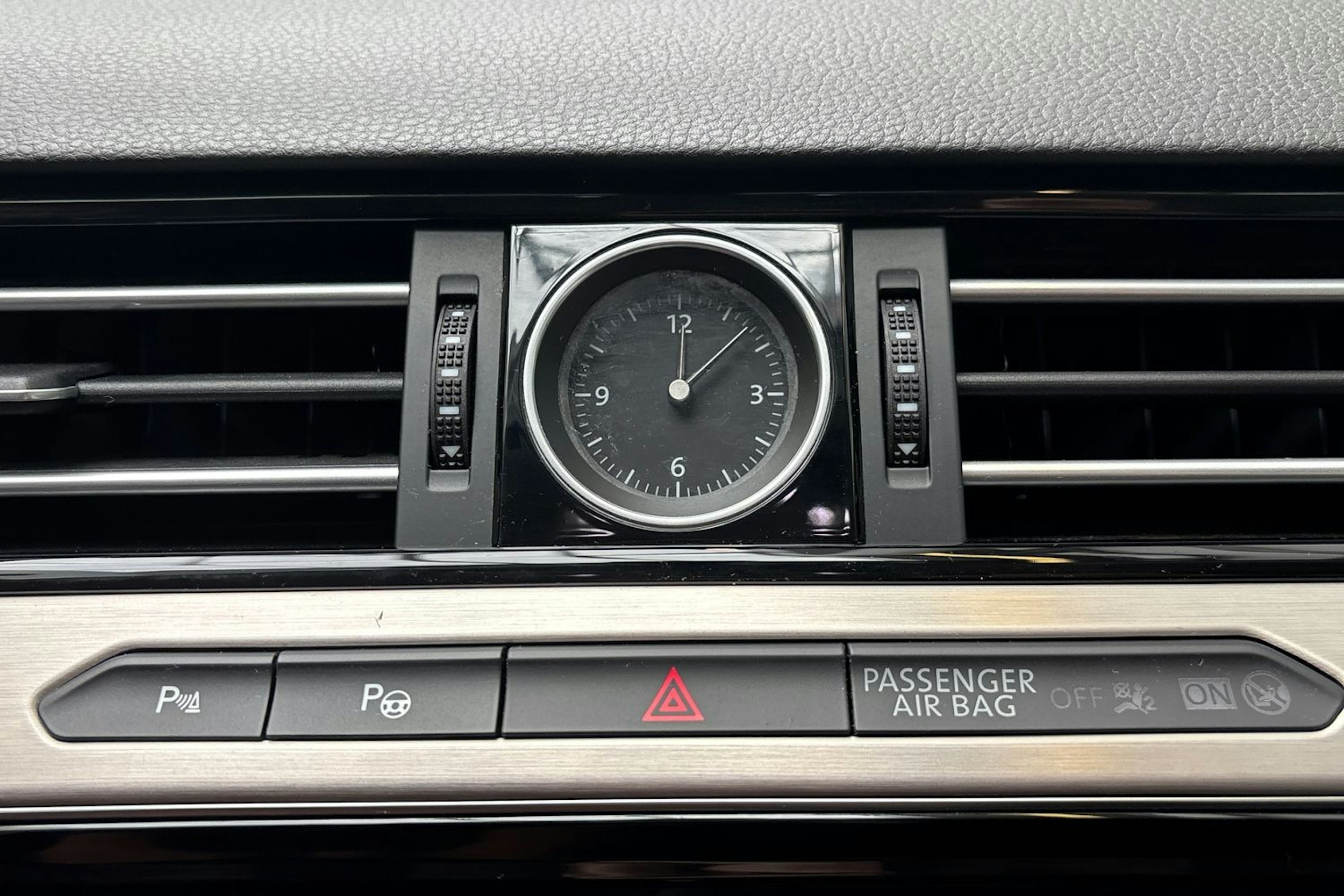 harmaa Volkswagen Passat 2017 kuva 18.