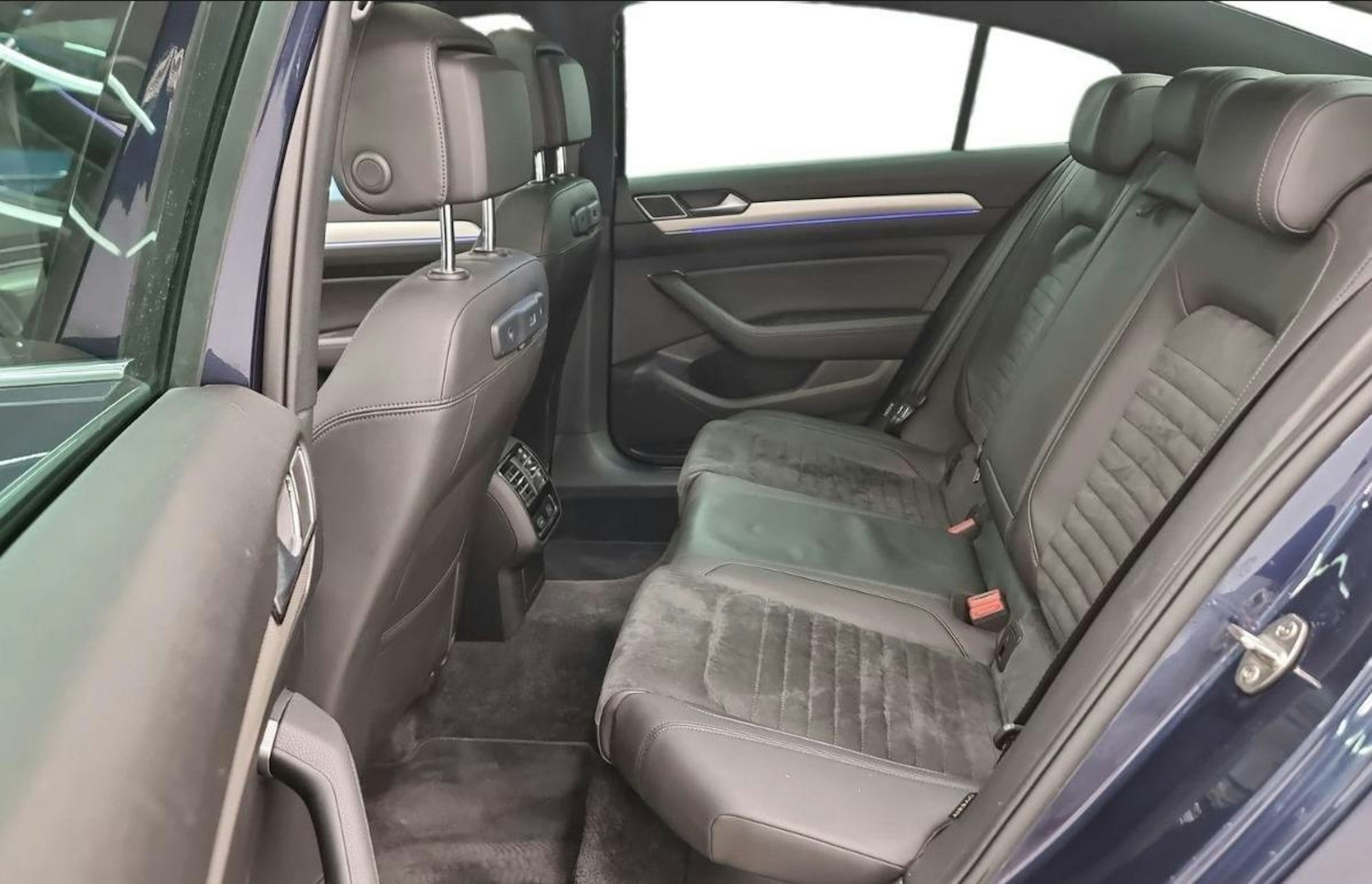 sininen Volkswagen Passat 2017 kuva 8.