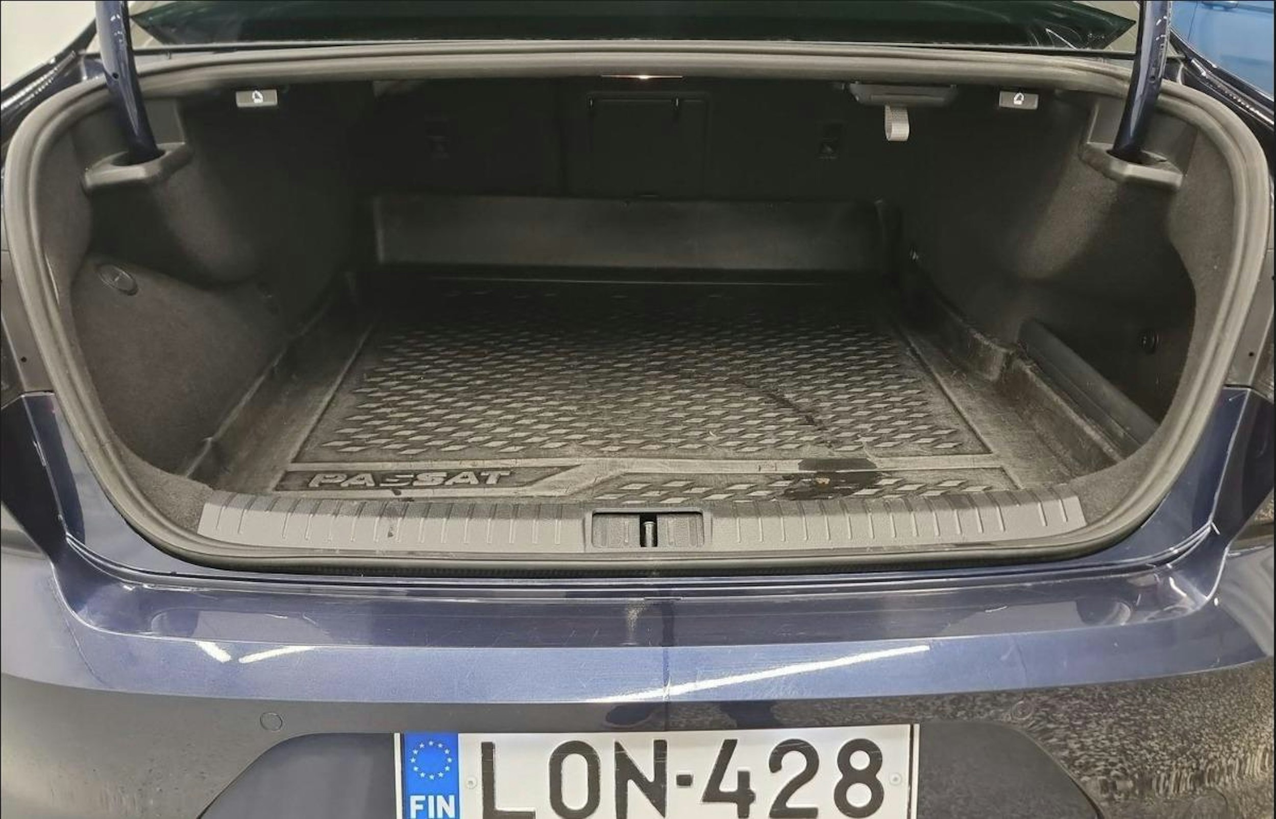 sininen Volkswagen Passat 2017 kuva 12.