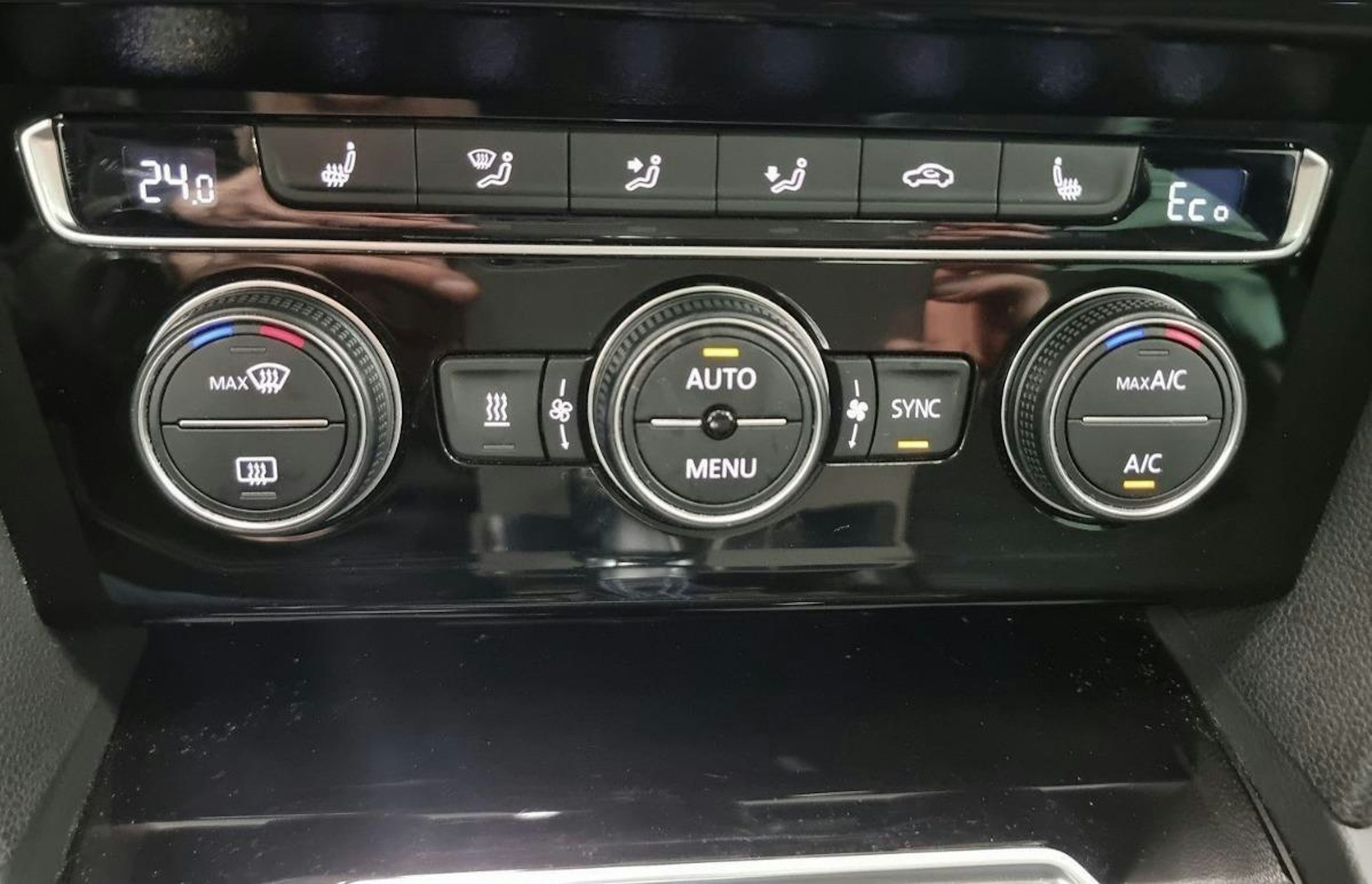 sininen Volkswagen Passat 2017 kuva 18.