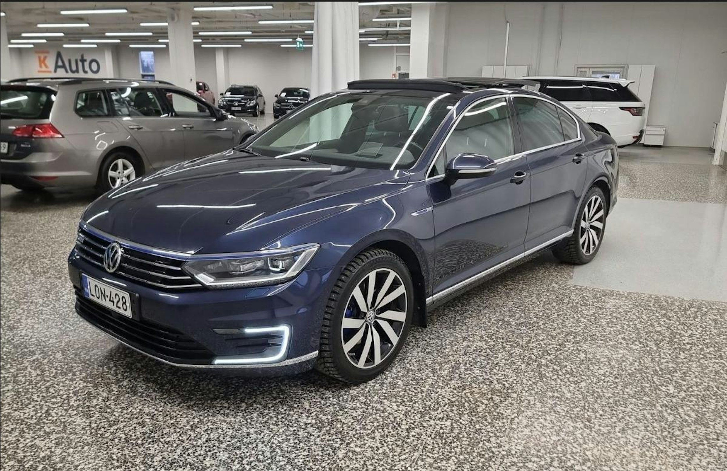 sininen Volkswagen Passat 2017 kuva 20.