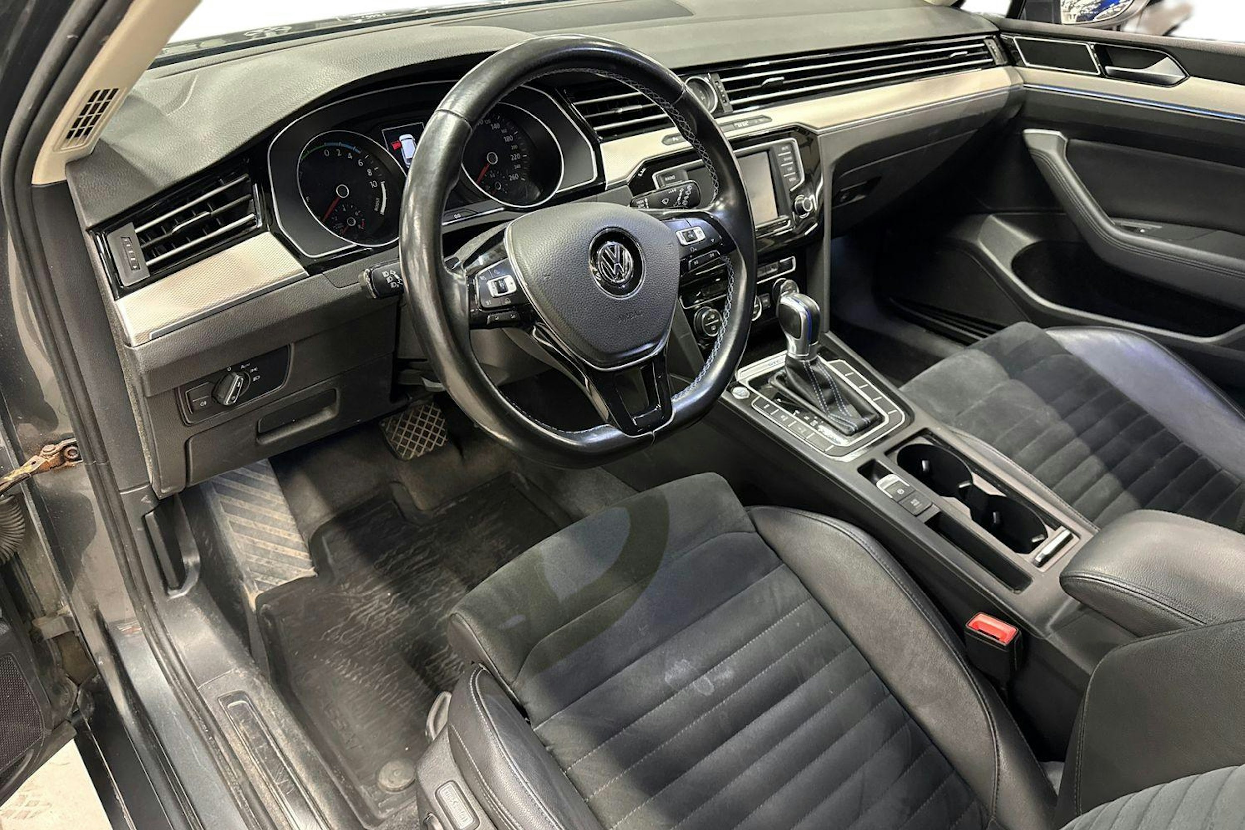 harmaa Volkswagen Passat 2017 kuva 3.