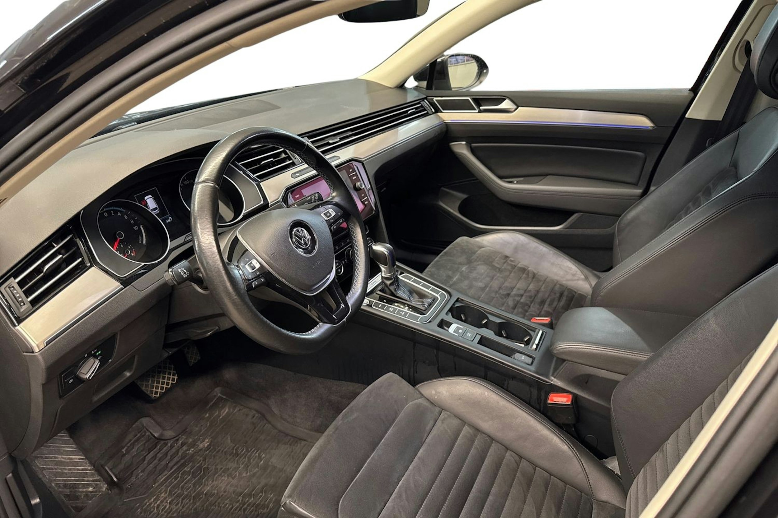 musta Volkswagen Passat 2017 kuva 7.