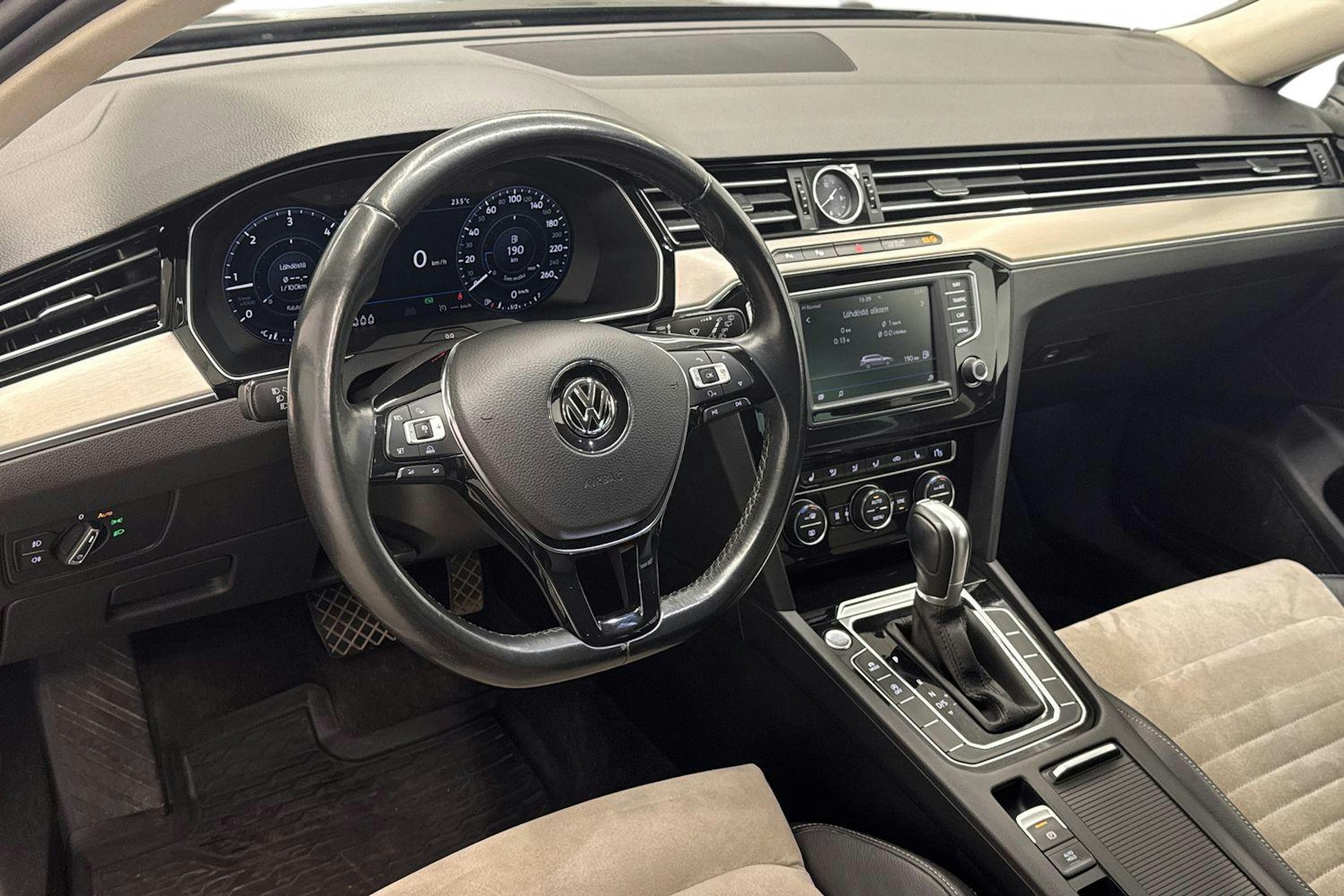 ruskea (beige) Volkswagen Passat 2017 kuva 7.