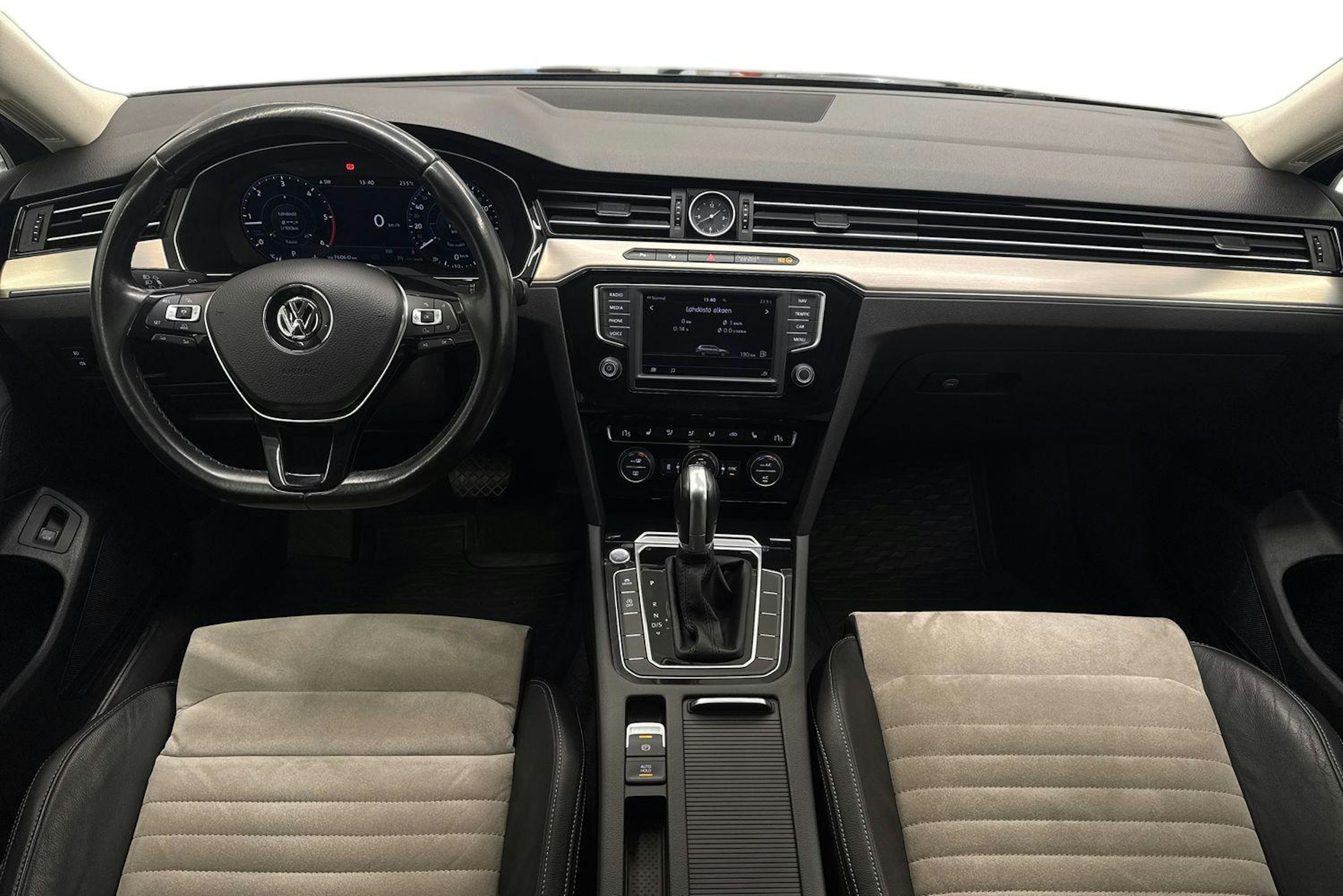 ruskea (beige) Volkswagen Passat 2017 kuva 9.